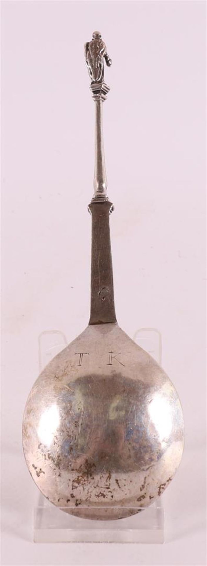 A silver apostle spoon of the apostle Peter, Groningen, c. 1620. - Bild 2 aus 2