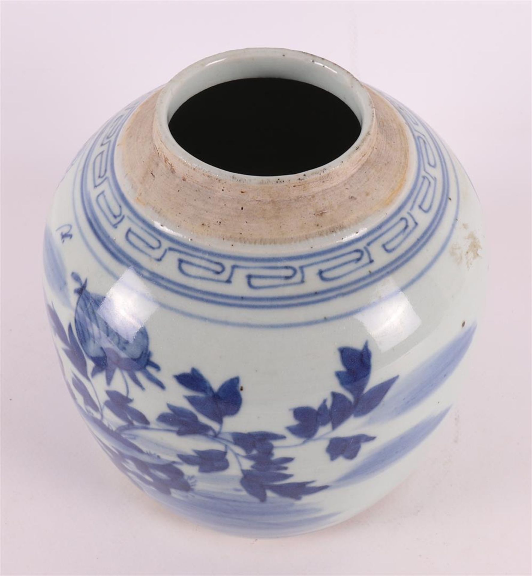 A blue and white porcelain ginger jar with pierced wooden lid, China, 19th centu - Bild 6 aus 7