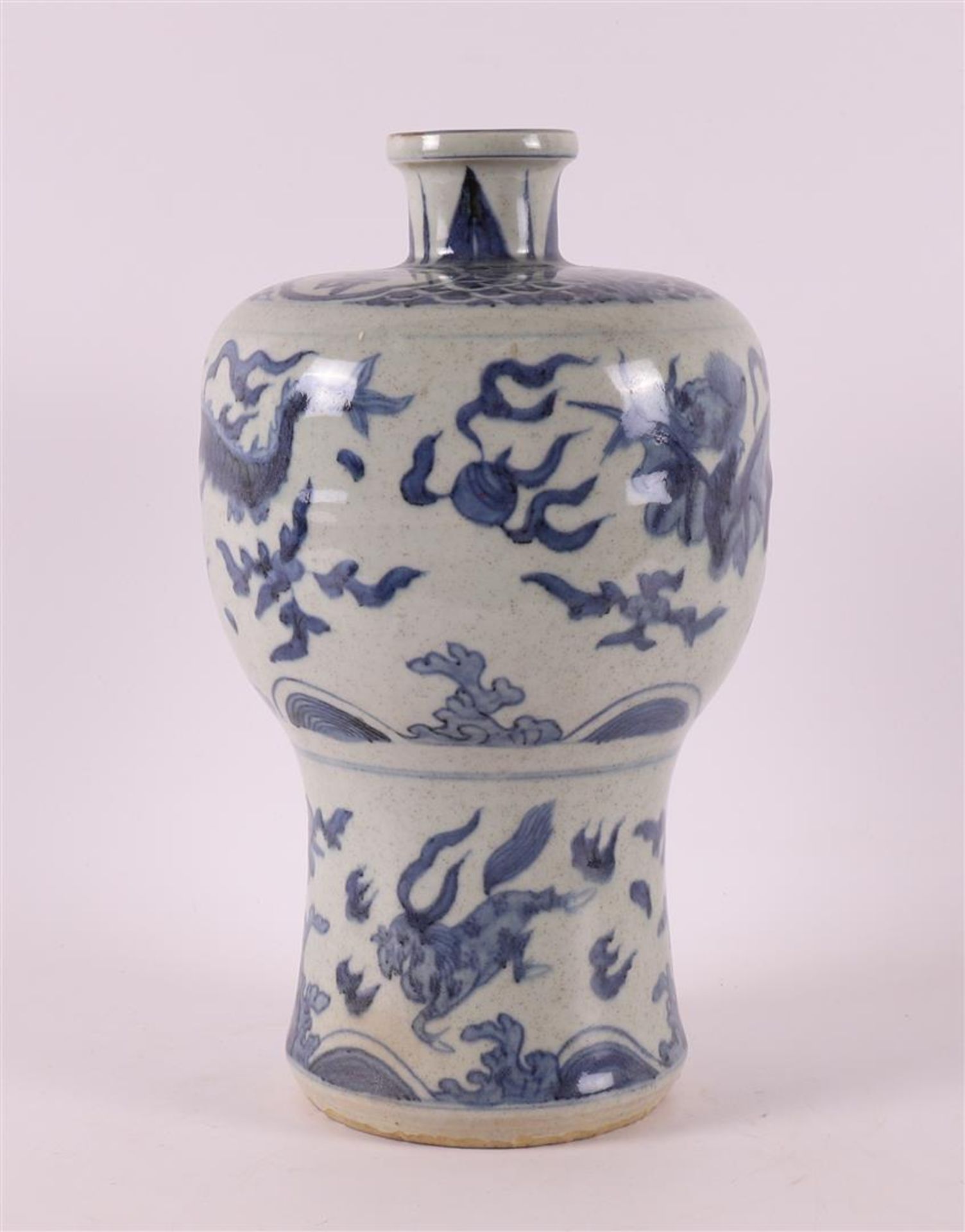 A blue/white porcelain Meiping vase, China, 2nd half 20th century. - Bild 5 aus 7