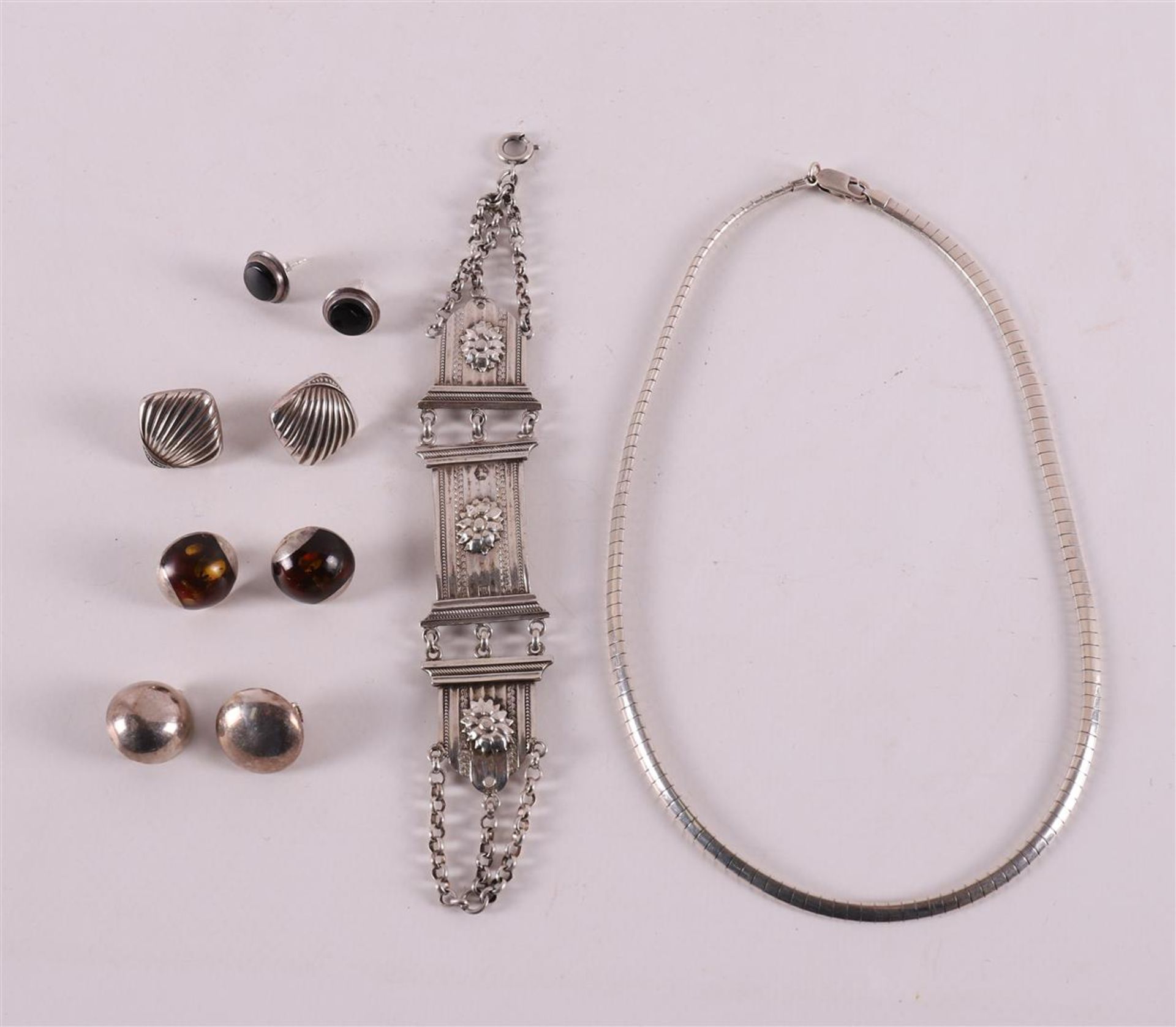 A lot of various silver jewellery, including necklace and ear studs.