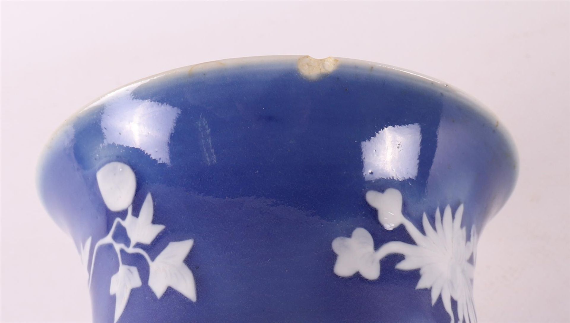 A porcelain vase with white relief floral decoration on a blue background, China - Bild 7 aus 8