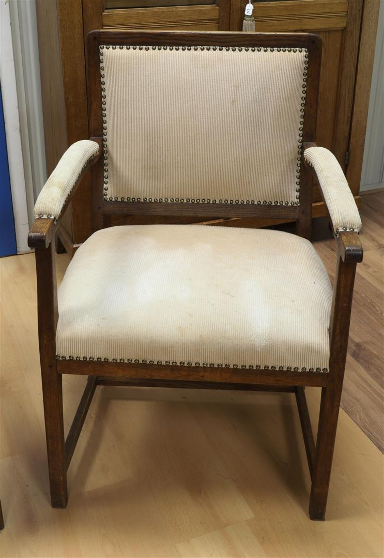 A pair of oak armrest chairs, Nieuwe Kunst, circa 1900. - Bild 3 aus 3