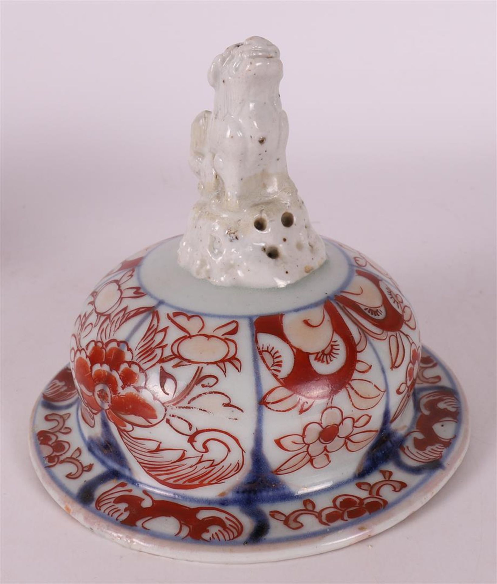 A five piece porcelain Imari garniture, Japan, circa 1700. - Image 13 of 20