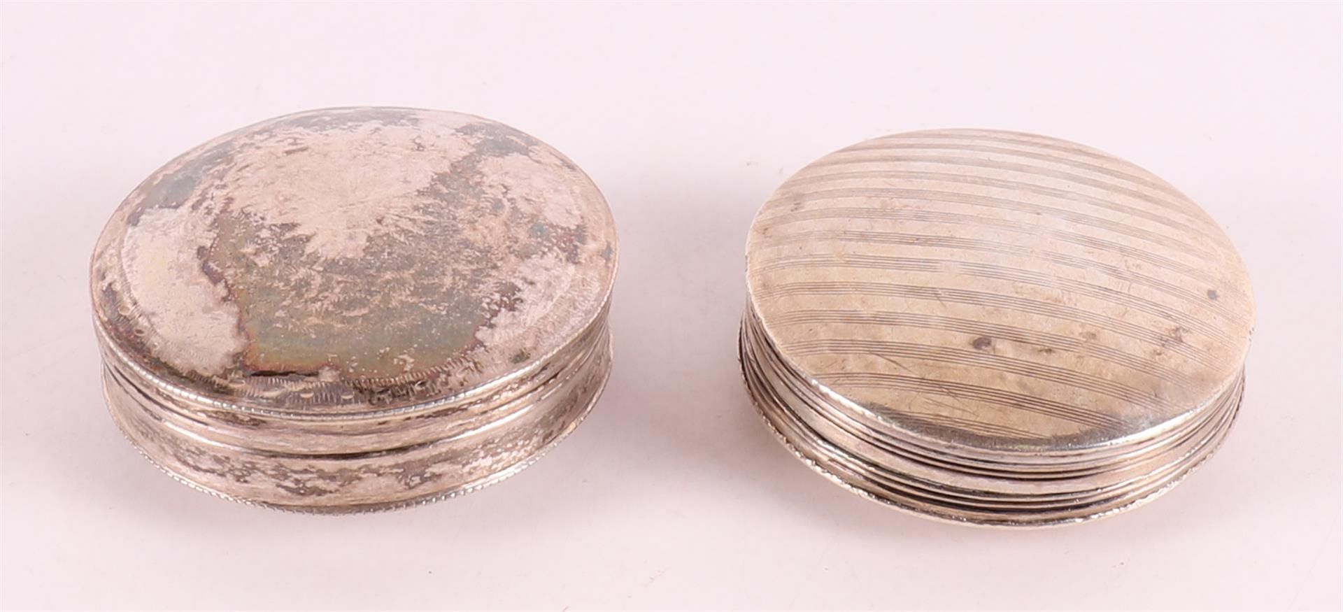 A 2nd grade 835/1000 silver pill box, year letter 1822.