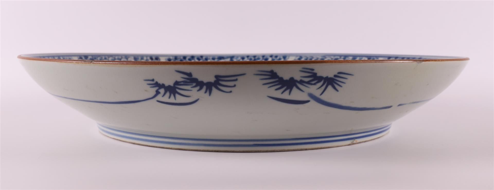 A blue and white porcelain dish, China, Kangxi, early 18th century. - Bild 3 aus 6
