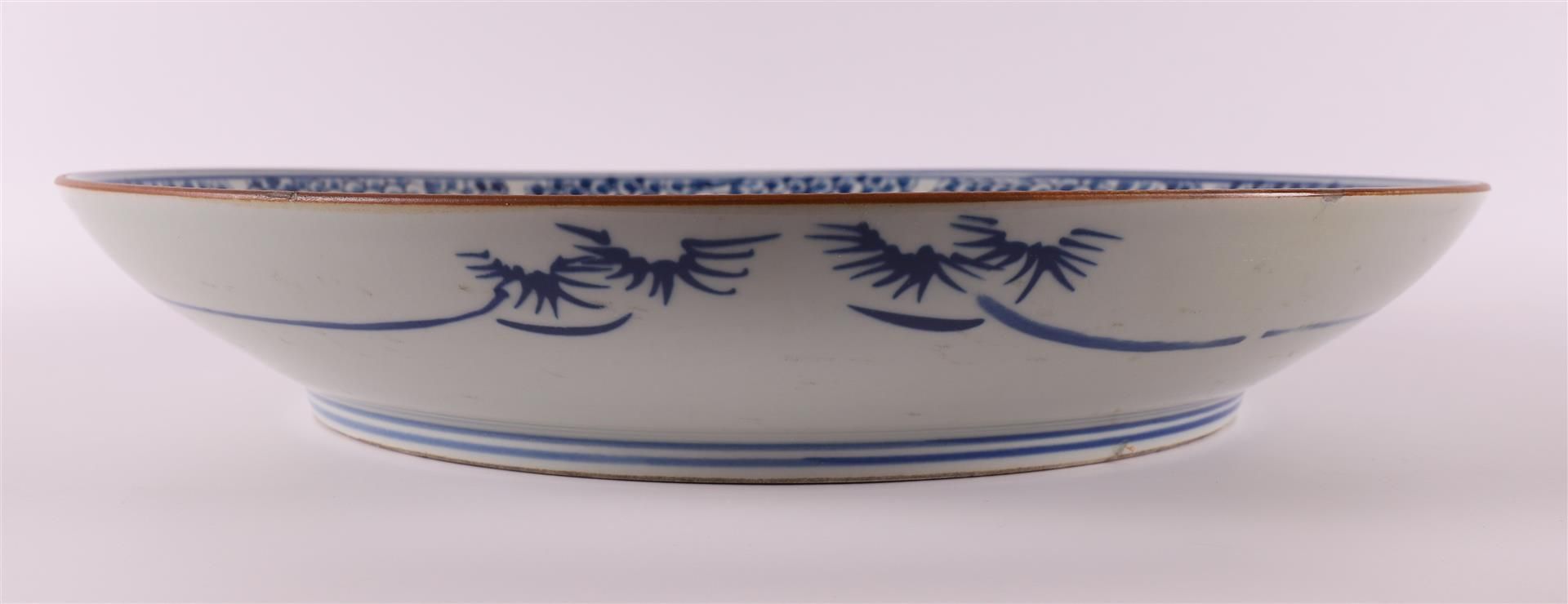 A blue and white porcelain dish, China, Kangxi, early 18th century. - Image 3 of 6