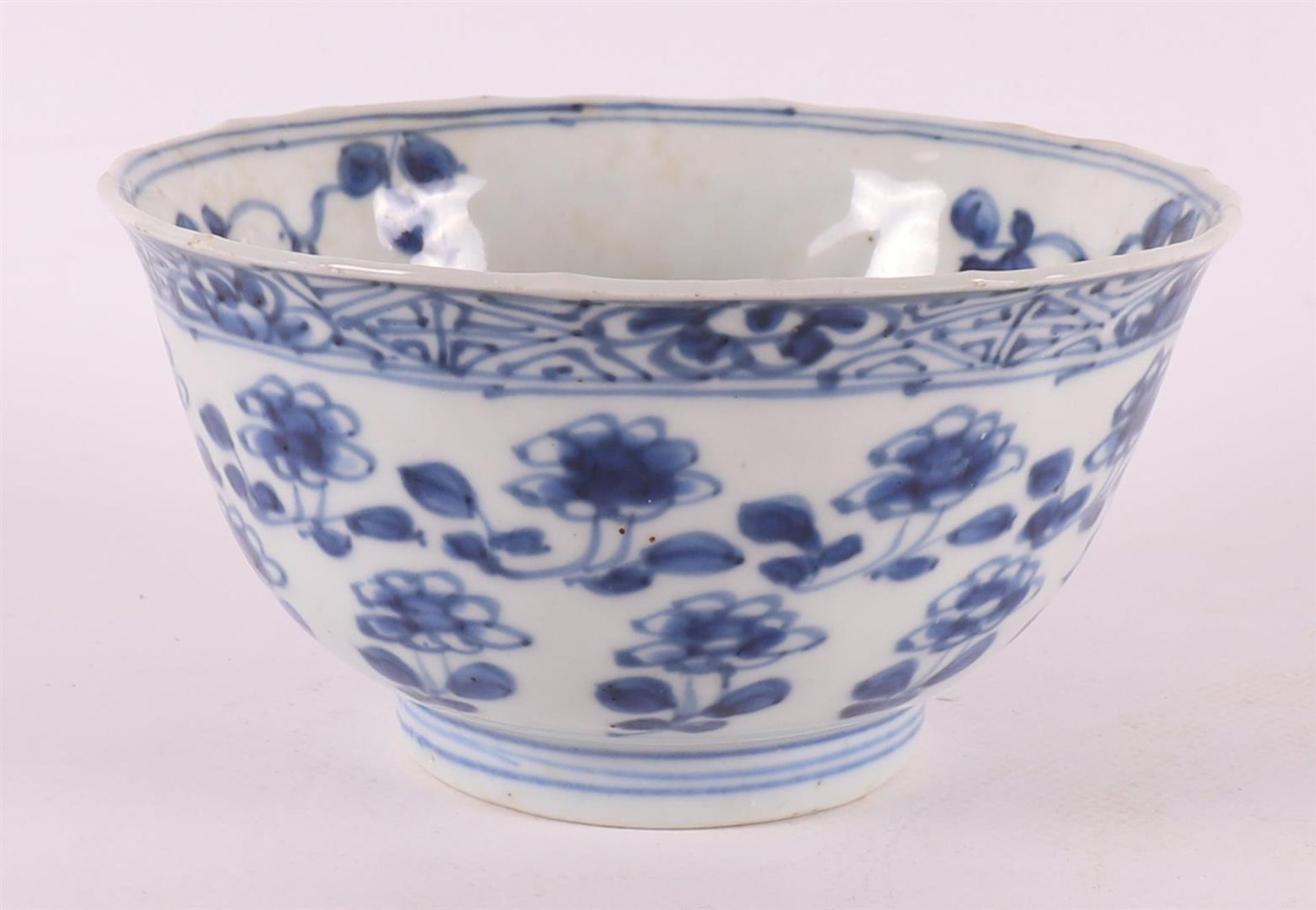 A blue and white porcelain bowl on a stand ring, China, Kangxi, around 1700. - Bild 11 aus 15