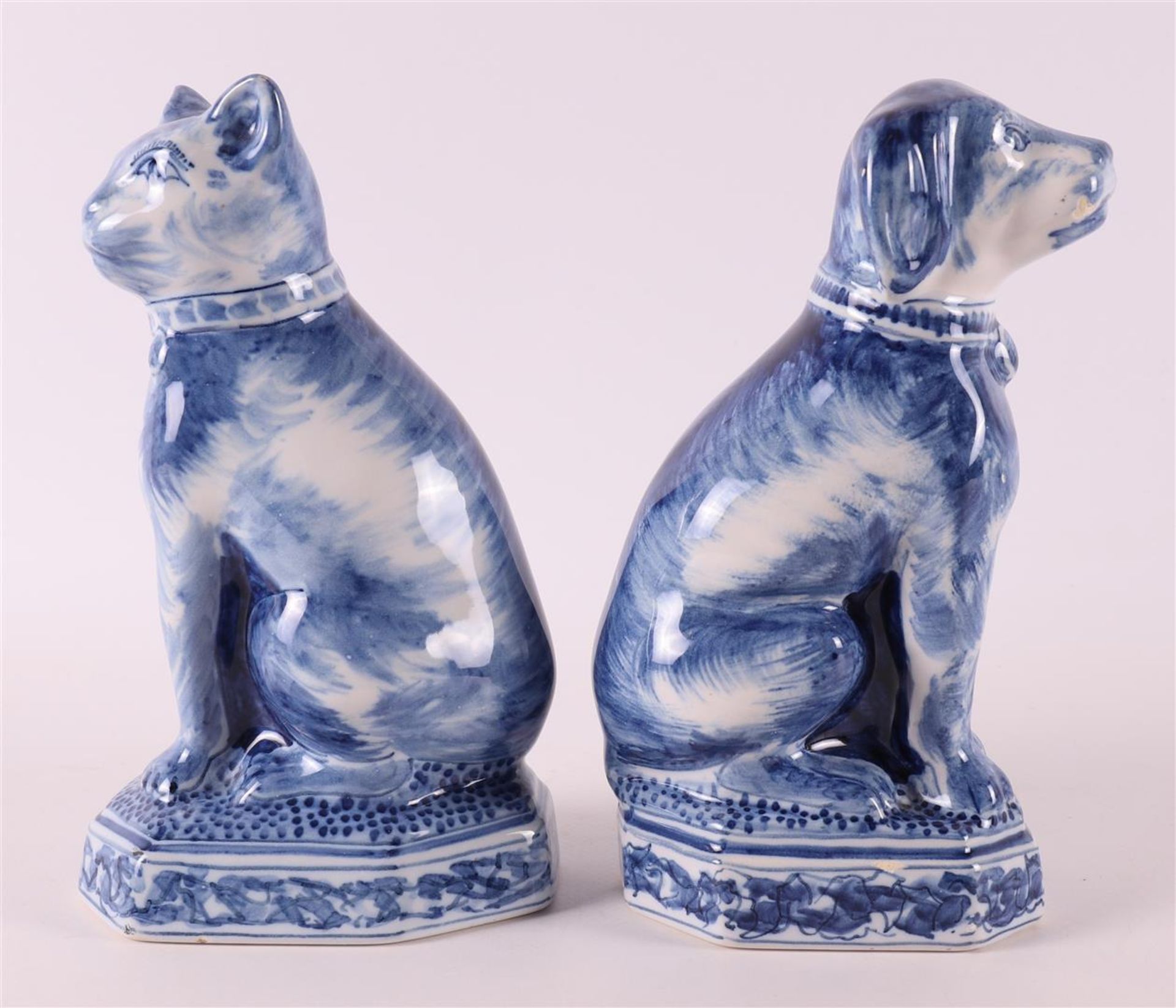 A blue and white earthenware seated dog and cat, Makkum, Tichelaar, 20th century - Image 5 of 6