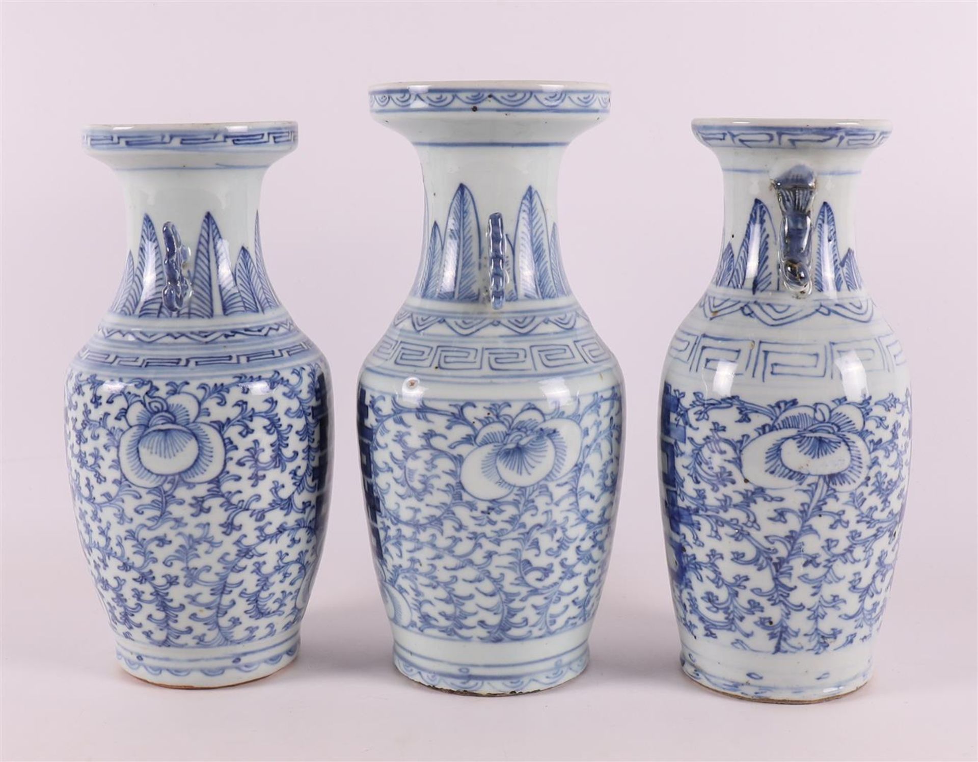 Three blue and white porcelain baluster vases with ears, China, around 1900. - Bild 4 aus 6