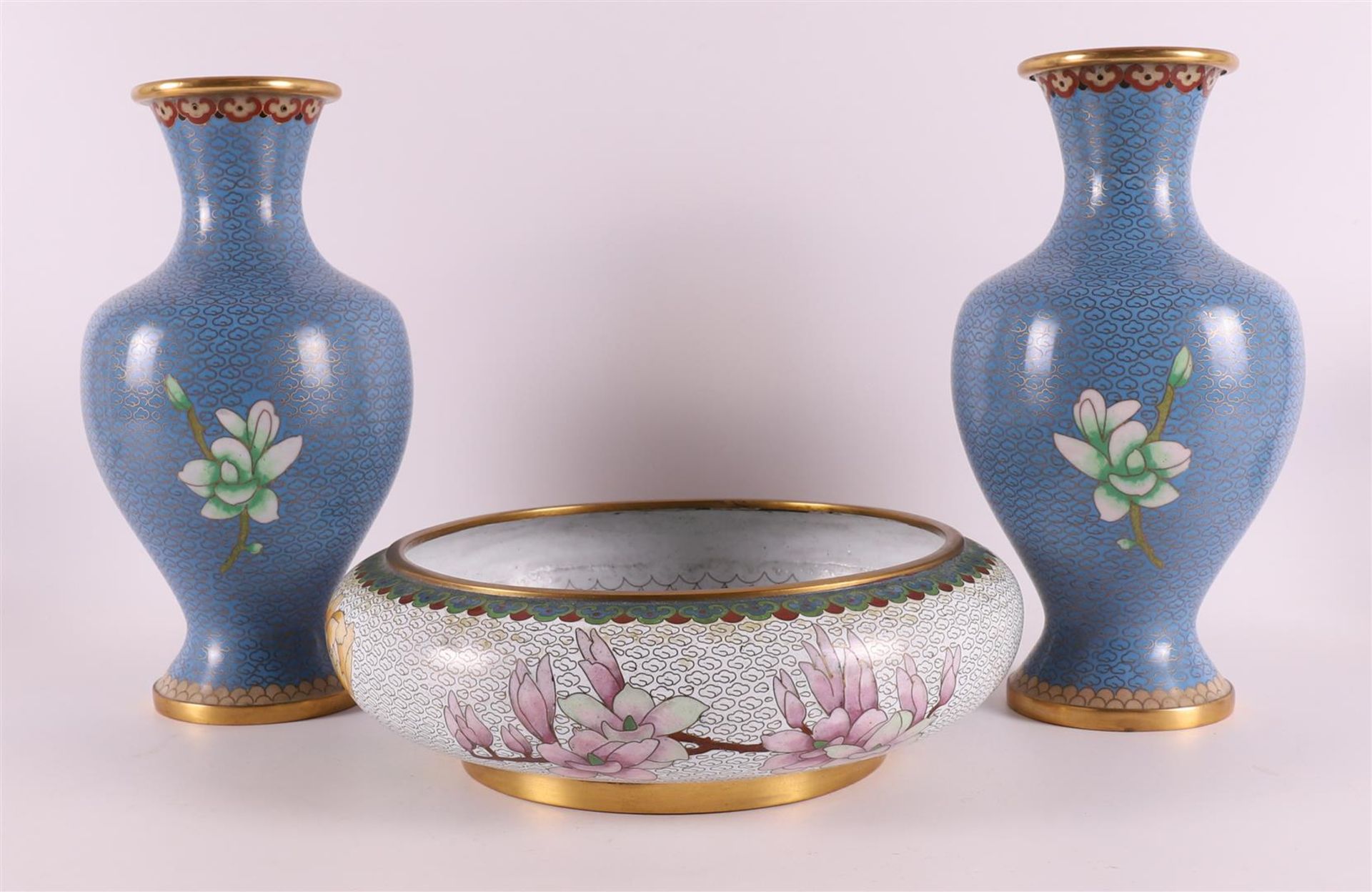 A pair of polychrome cloisonné vases, China, 20th/21st century. - Bild 6 aus 6