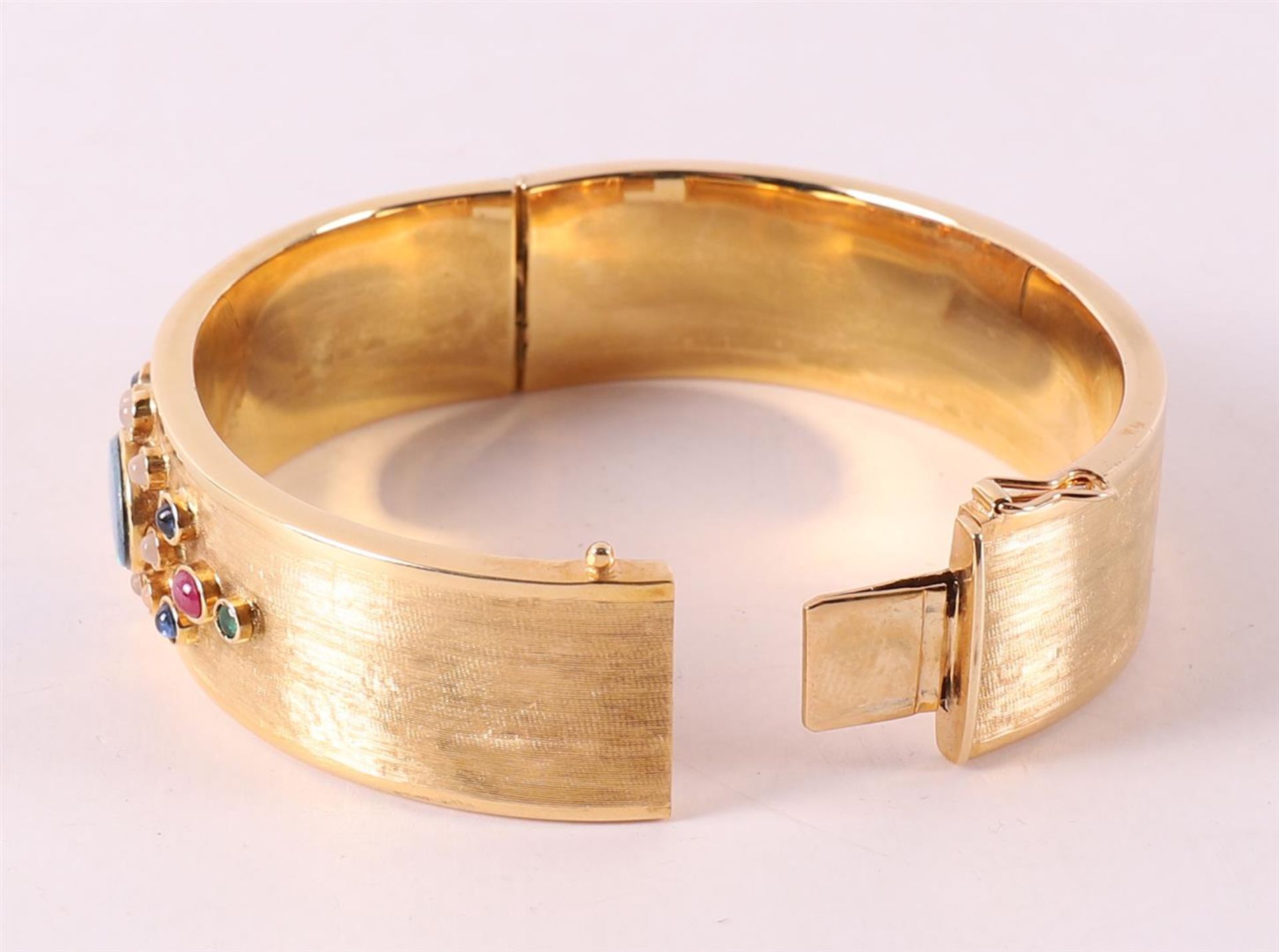 A 14 kt 585/1000 yellow gold rigid bracelet, set with various colored stones. - Image 3 of 3