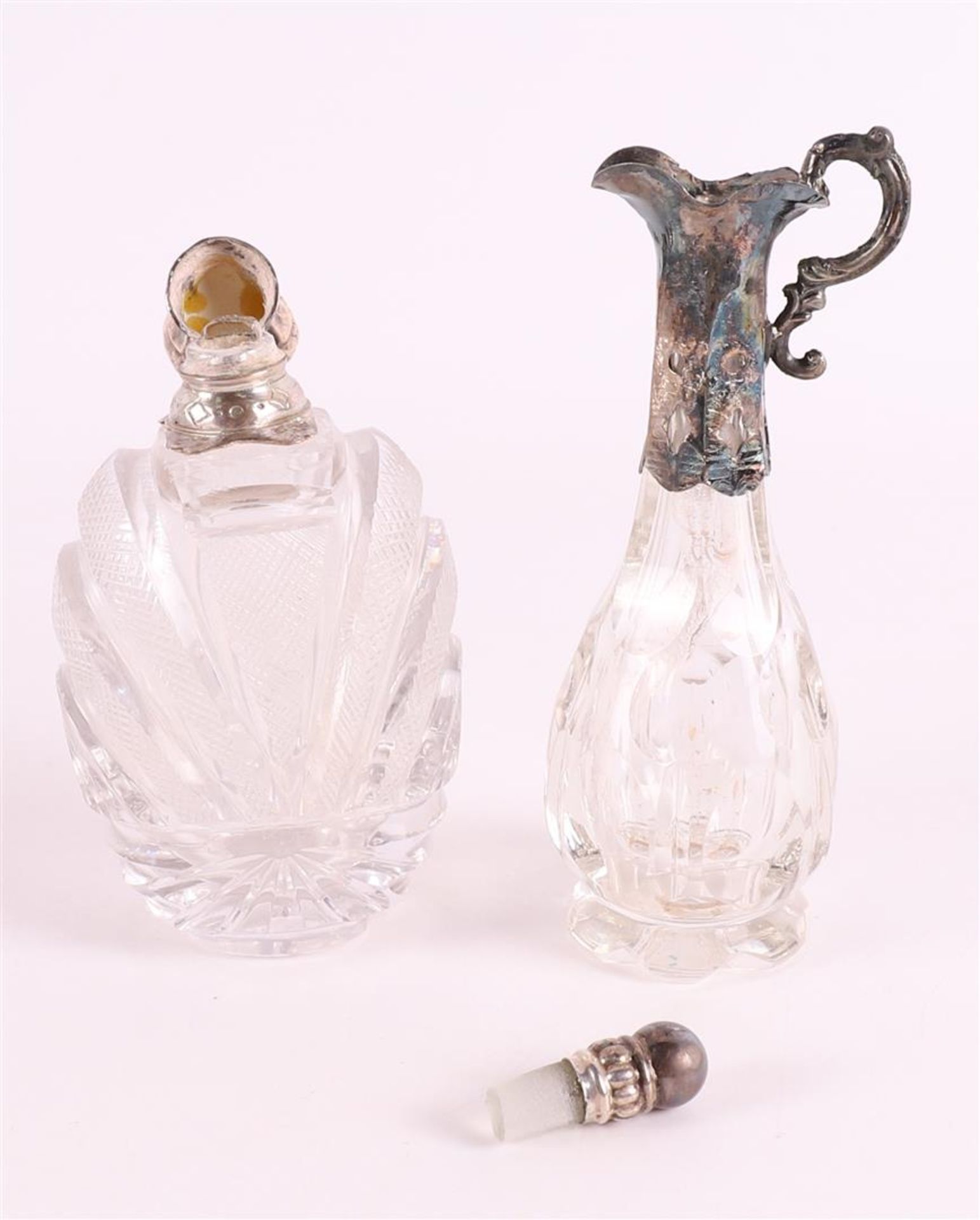 A clear crystal fragrance flask with silver flip lid and frame, 19th C. - Bild 2 aus 2