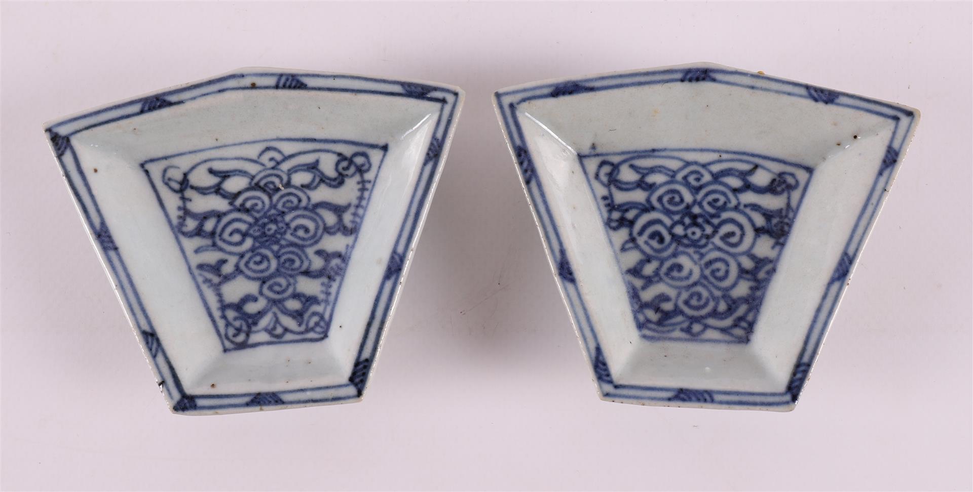 A blue and white porcelain hors d'oevre set, China, Kangxi, around 1700. - Image 5 of 12