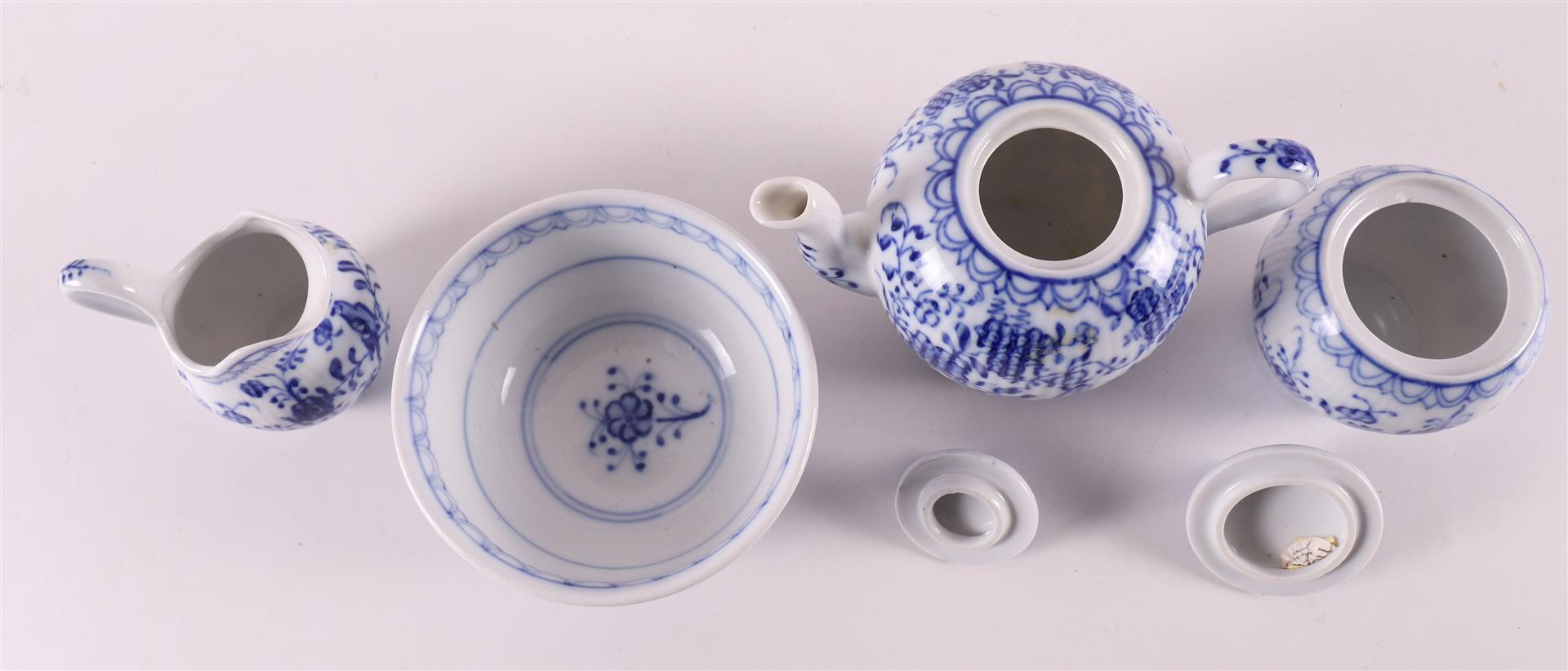 A white porcelain tea service fragment with blue Saxon decor, circa 1900 - Image 4 of 5