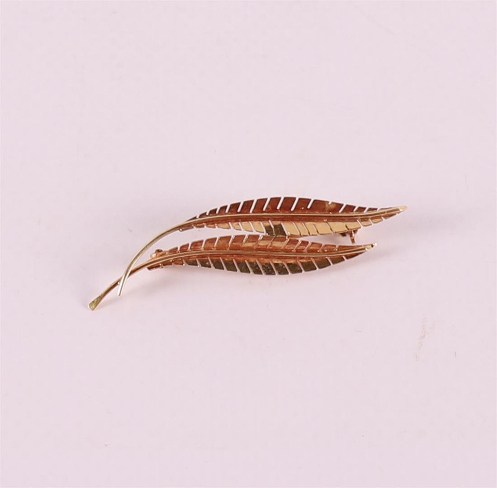 A 14 kt 585/1000 gold feather brooch, 20th century.