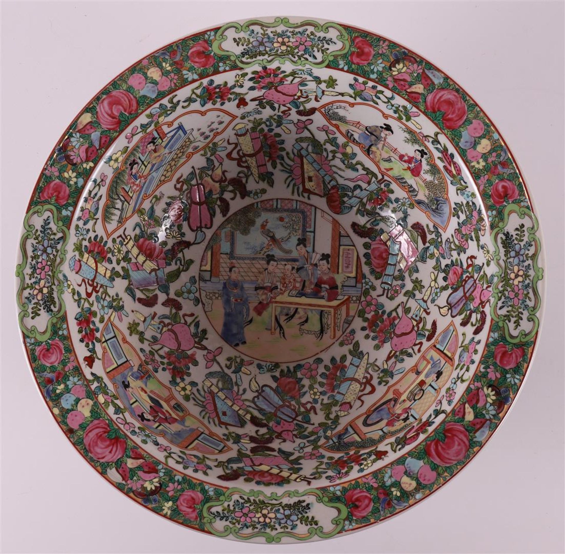 A porcelain famille rose wash bowl, China, Canton, 20th century. - Bild 2 aus 7
