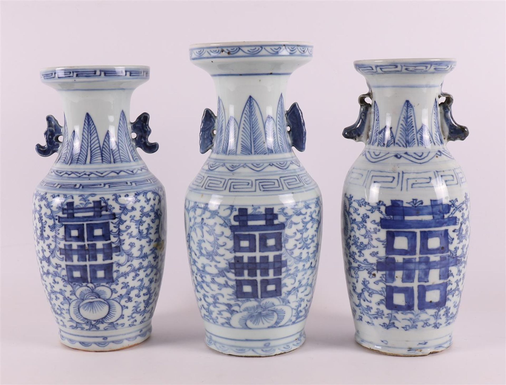 Three blue and white porcelain baluster vases with ears, China, around 1900. - Bild 2 aus 6