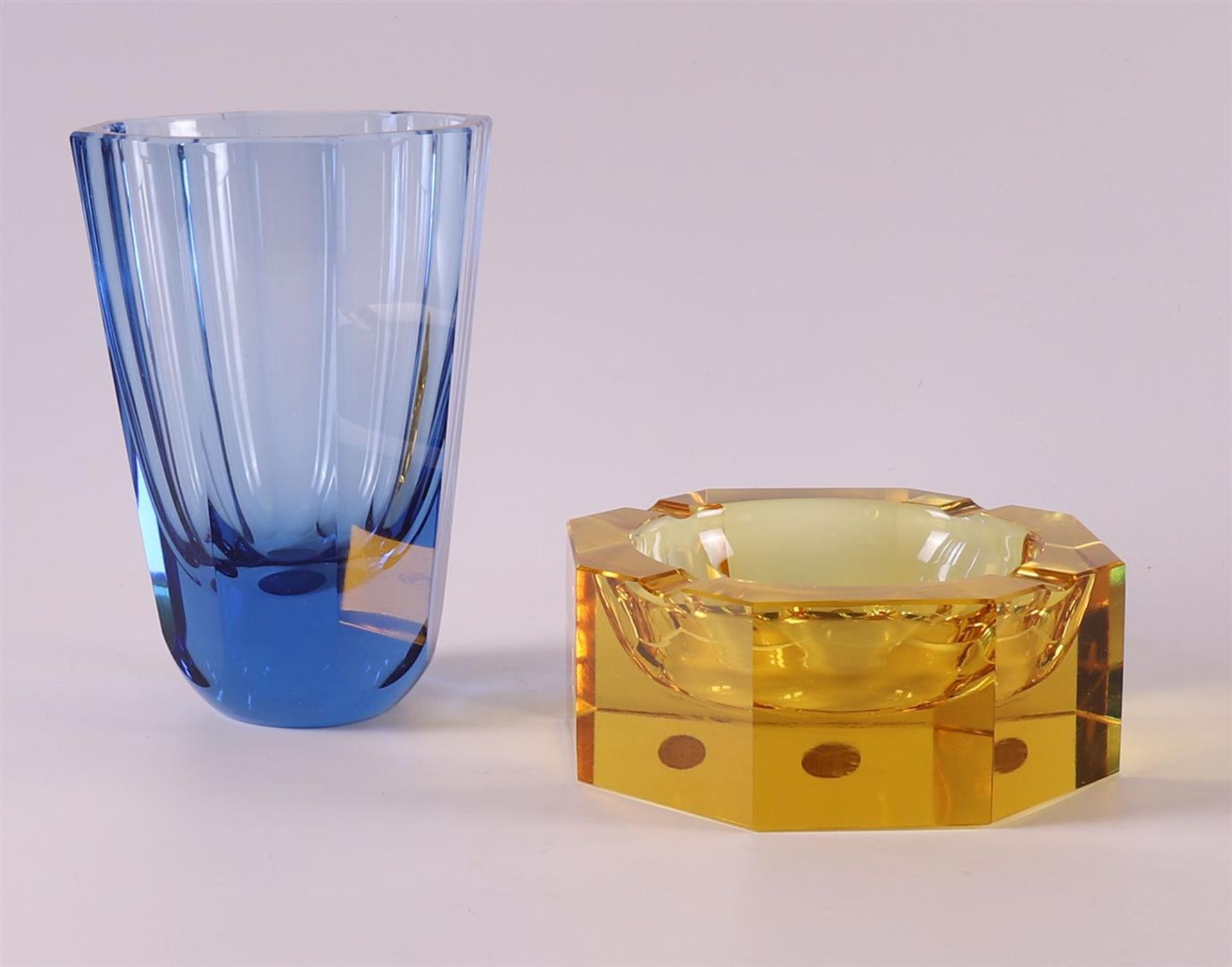 A yellow clear glass faceted ashtray, Austria, Moser Karlsbad, ca. 1930 - Bild 2 aus 6