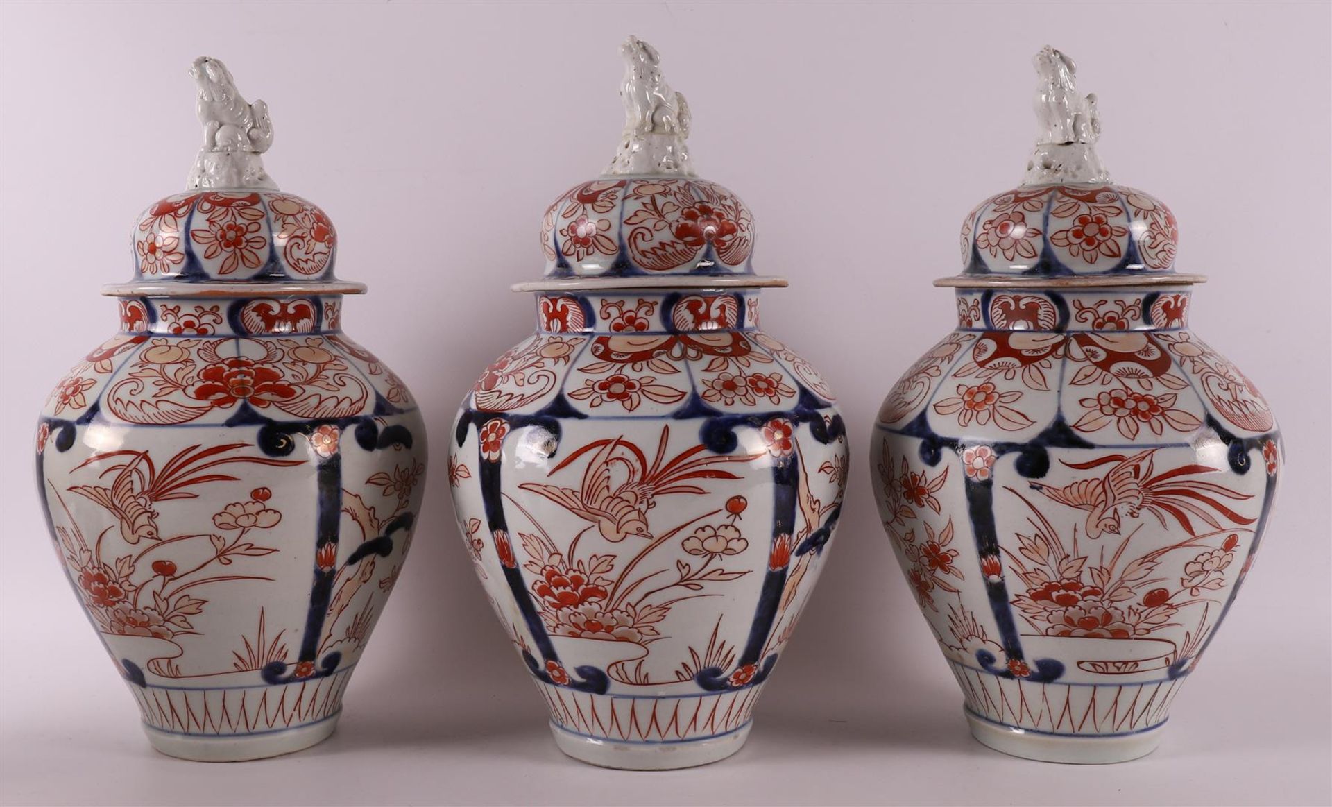 A five piece porcelain Imari garniture, Japan, circa 1700. - Image 5 of 20