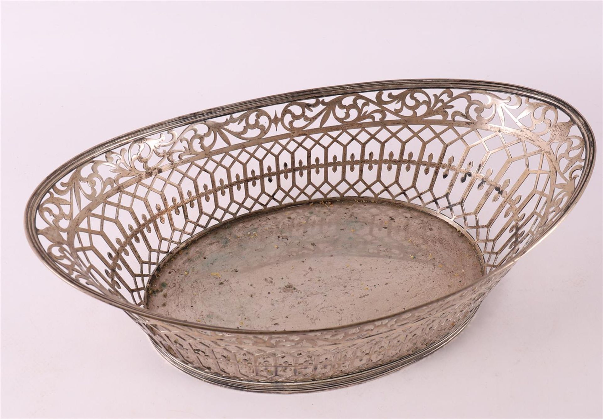 A pierced 2nd grade 835/1000 silver bread basket with fillet rim, 1924. - Bild 2 aus 4