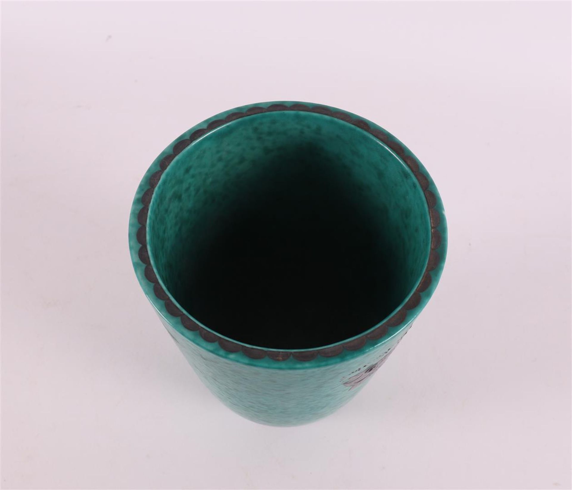 A green glazed vase with fish appliqué, Sweden mid 20th century. - Bild 3 aus 4