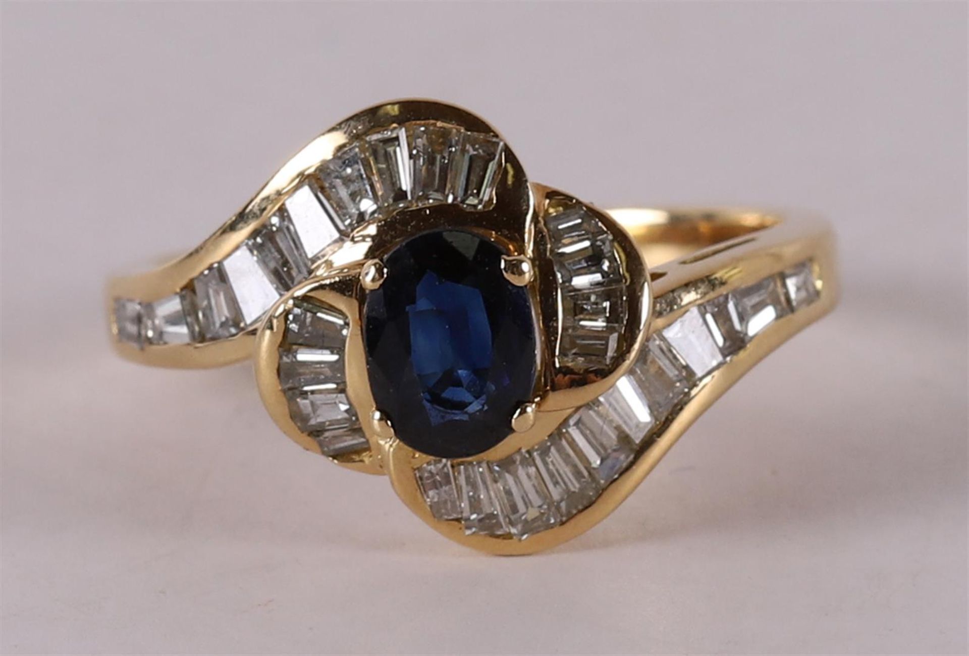 An 18 kt gold women's ring, set with oval cut blue sapphire and diamond. - Image 2 of 4