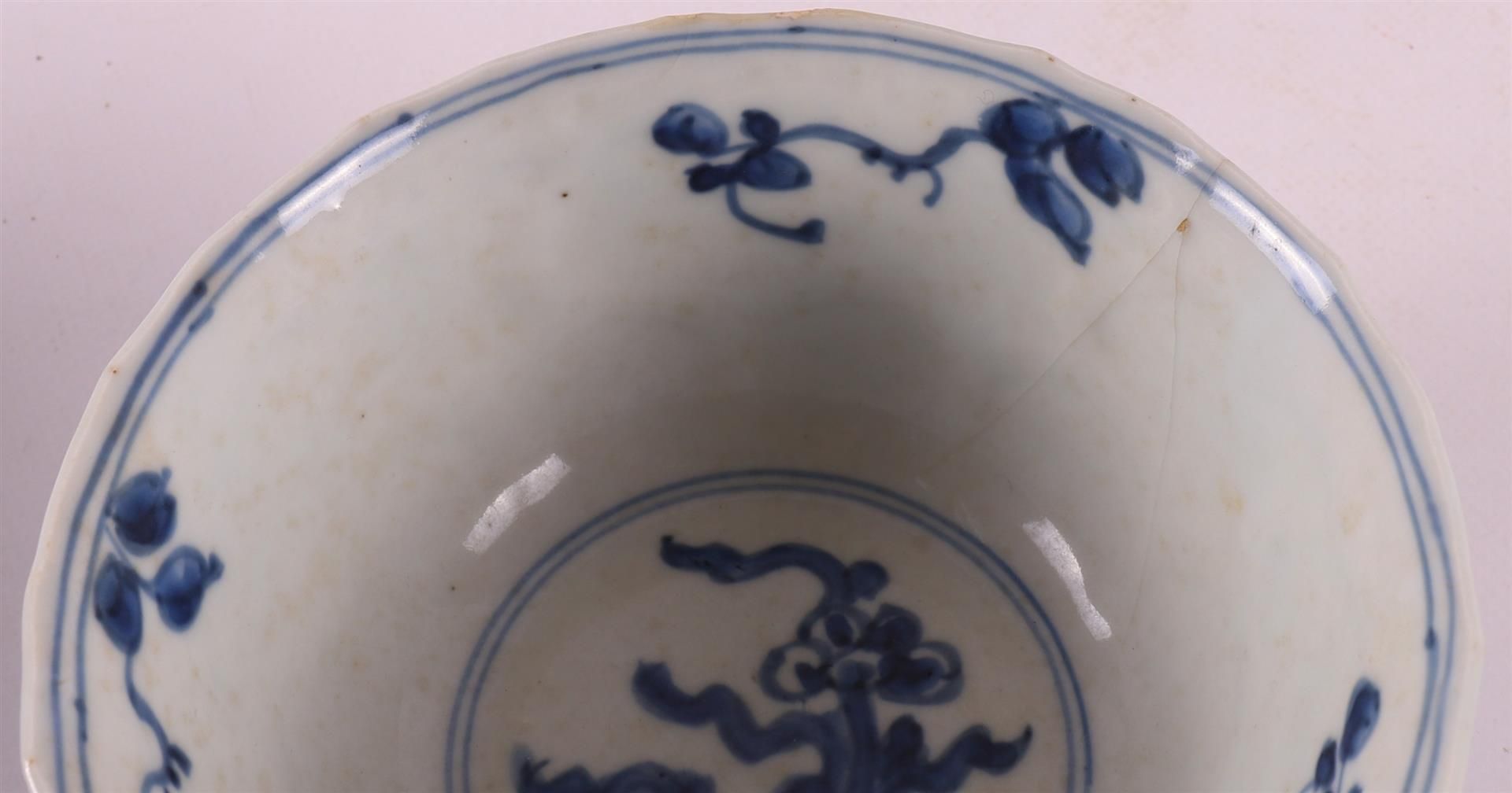 A blue and white porcelain bowl on a stand ring, China, Kangxi, around 1700. - Bild 13 aus 15