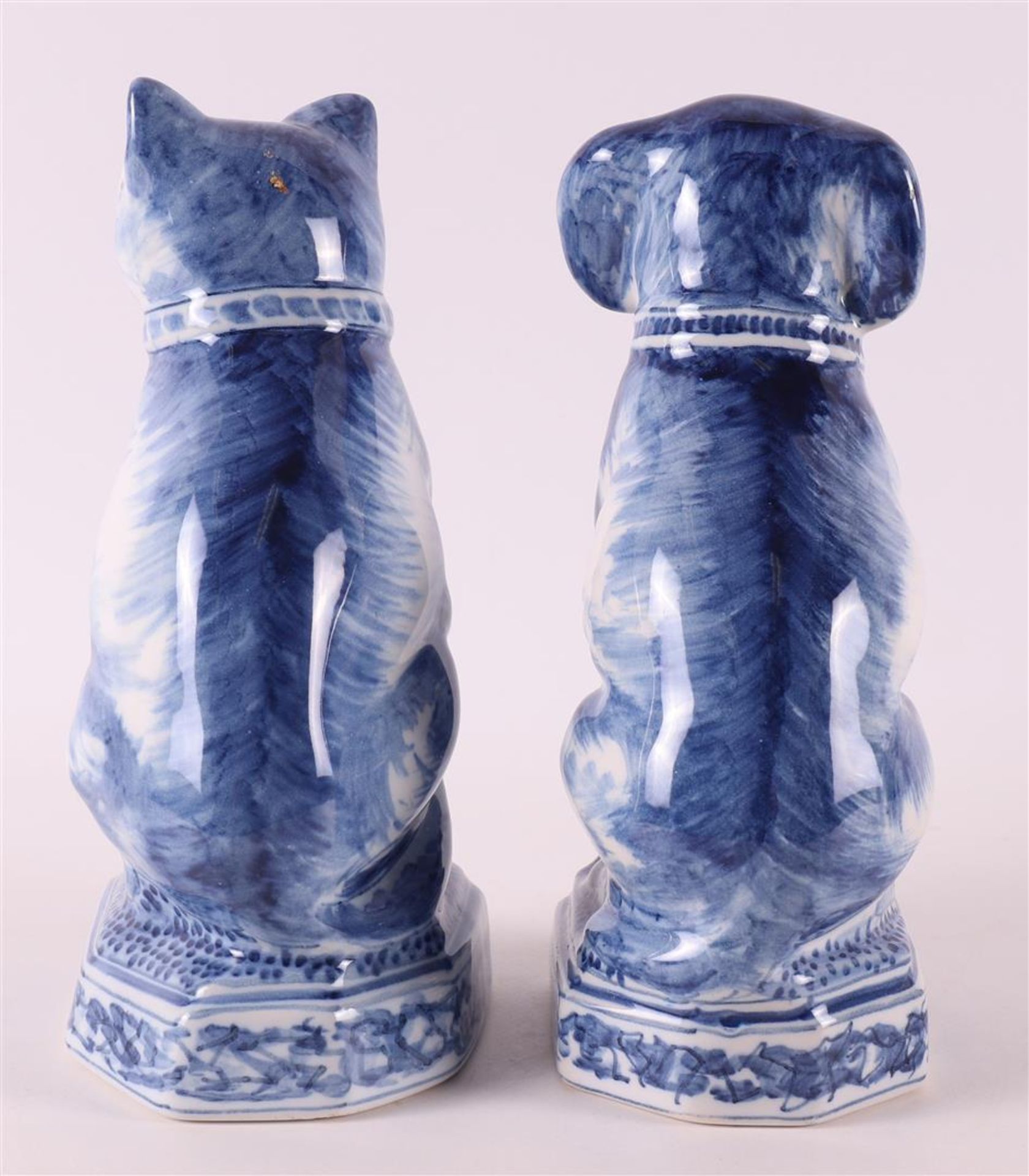 A blue and white earthenware seated dog and cat, Makkum, Tichelaar, 20th century - Image 4 of 6