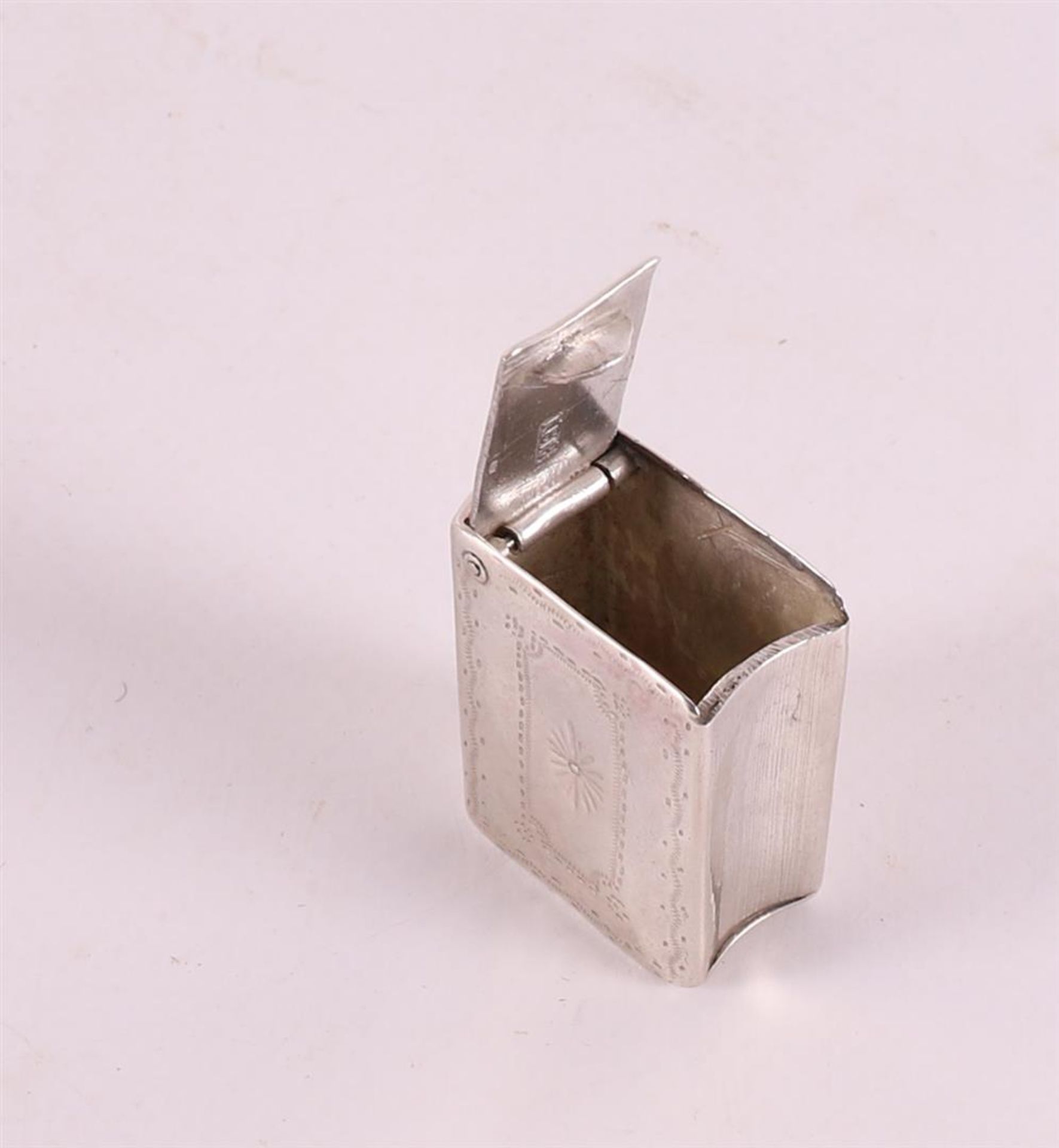 A second grade silver snuff box, 1st half 19th century. - Bild 2 aus 2