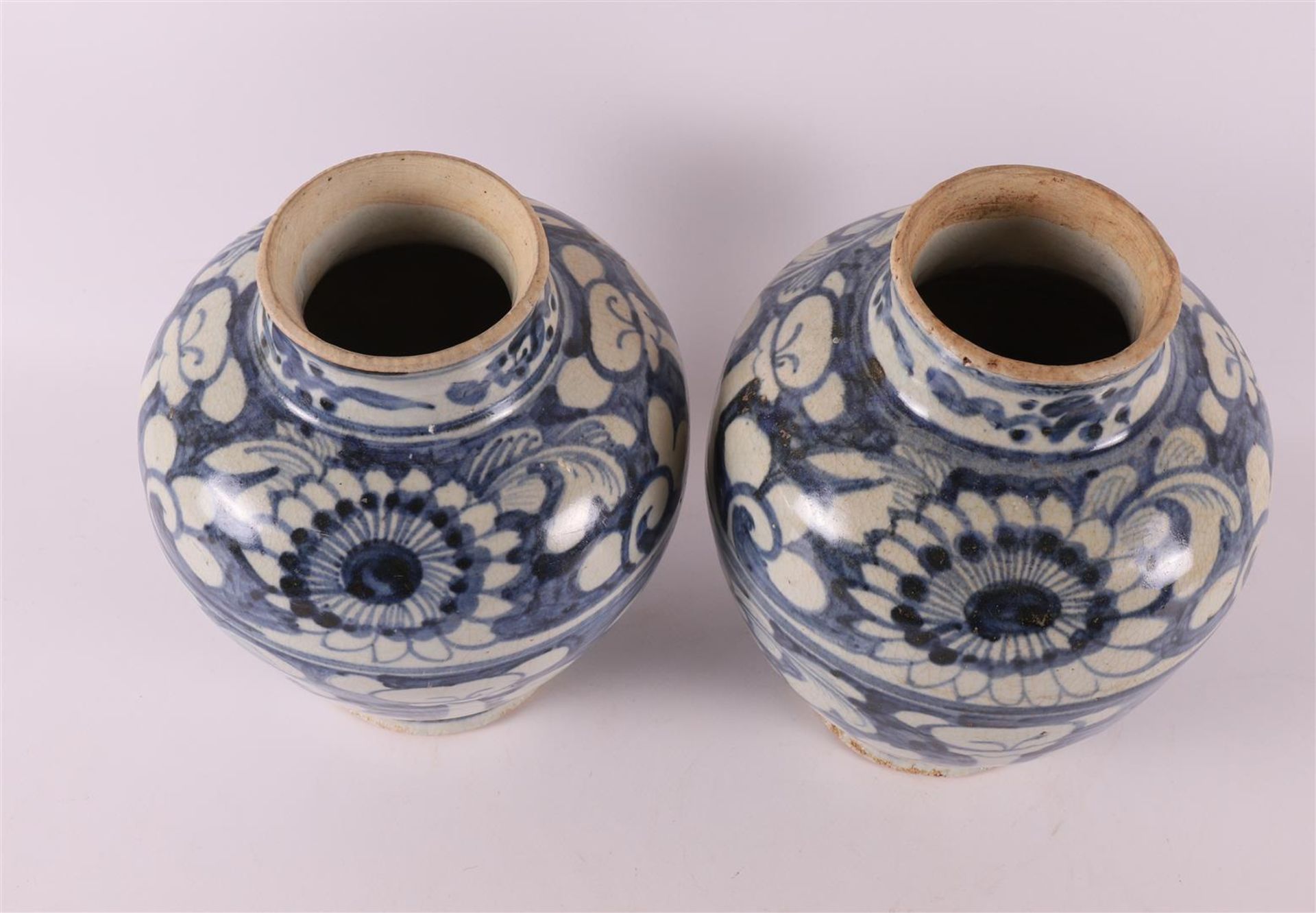 A pair of blue and white baluster-shaped porcelain Swatow vases, China, 17th/18t - Bild 6 aus 7