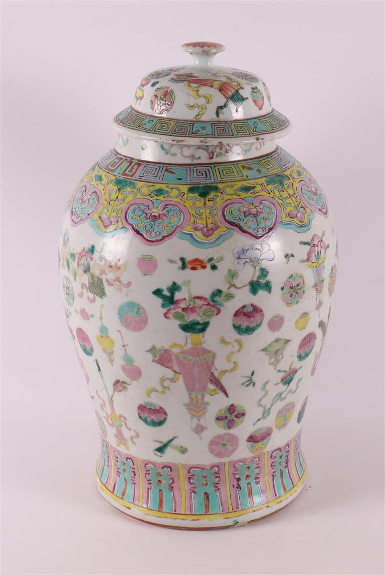 A porcelain famille rose vase and cover, China, 19th century. - Bild 4 aus 10