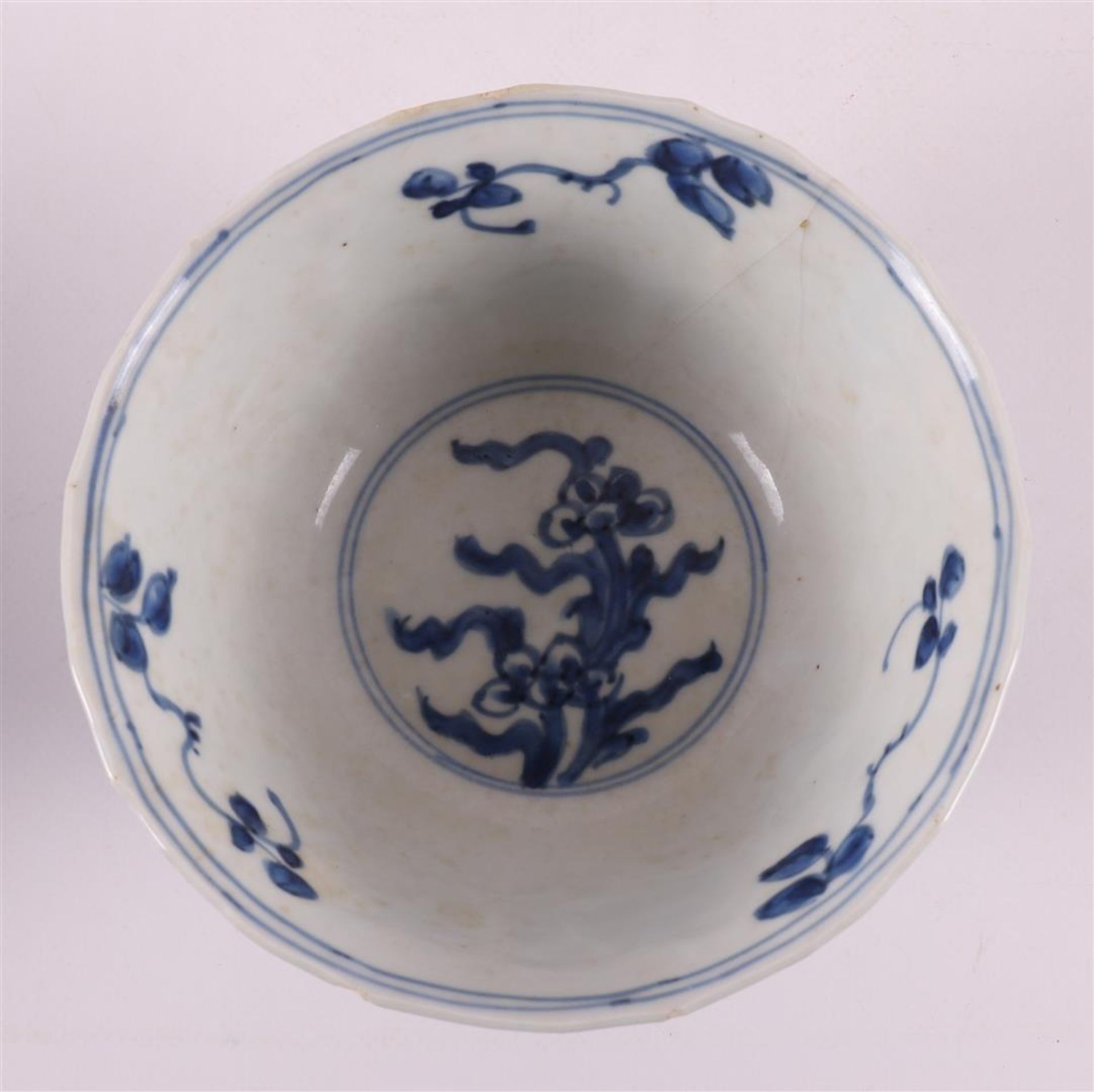 A blue and white porcelain bowl on a stand ring, China, Kangxi, around 1700. - Bild 12 aus 15