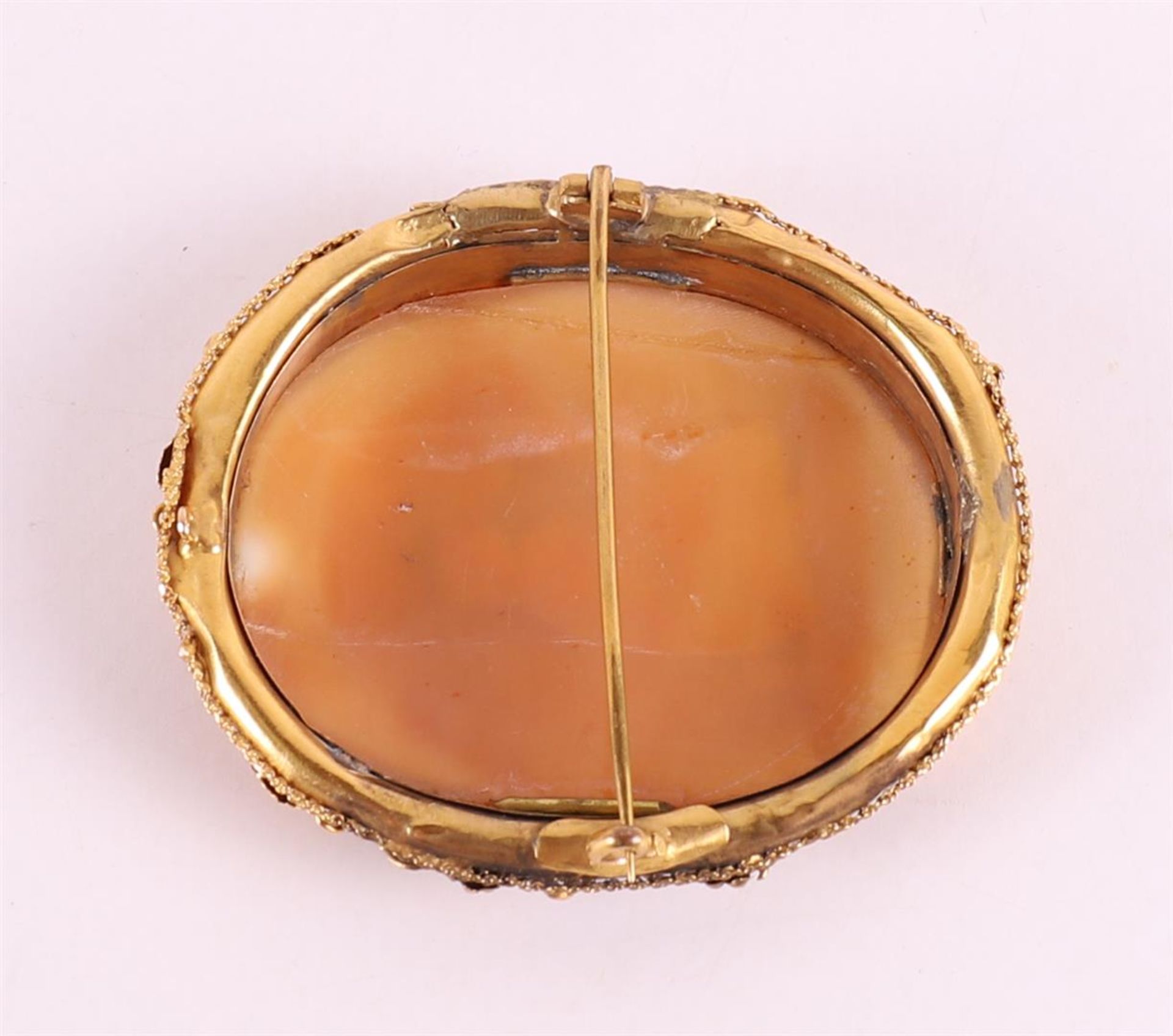 A shell cameo in 14 kt 585/1000 frame, 19th century. - Image 3 of 4