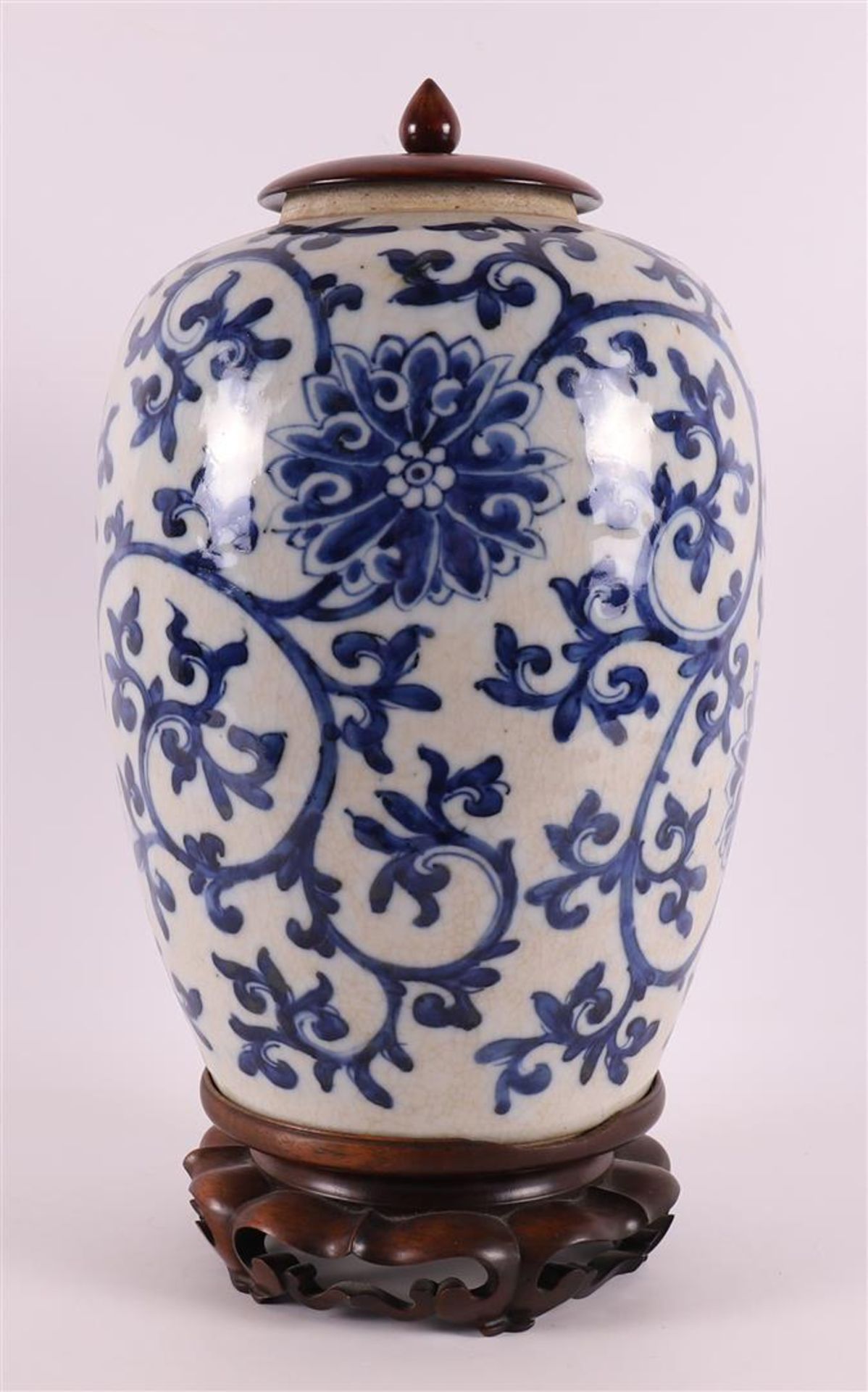 A blue/white soft paste/pâte tendre porcelain vase, China, 18th century. - Image 2 of 8