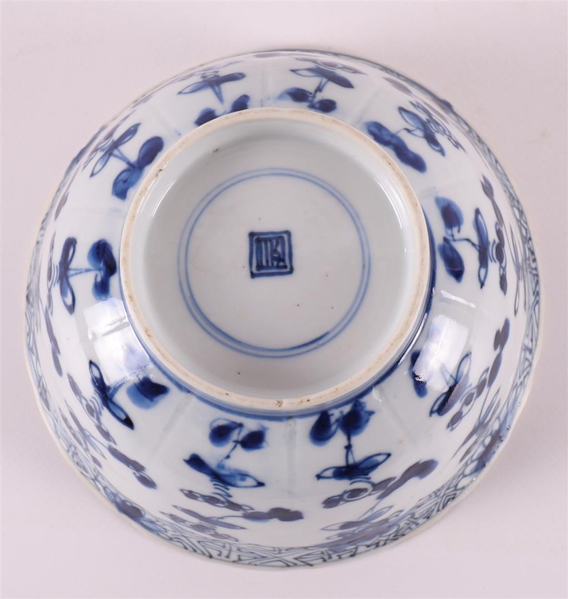 A blue and white porcelain bowl on a stand ring, China, Kangxi, around 1700. - Bild 6 aus 6