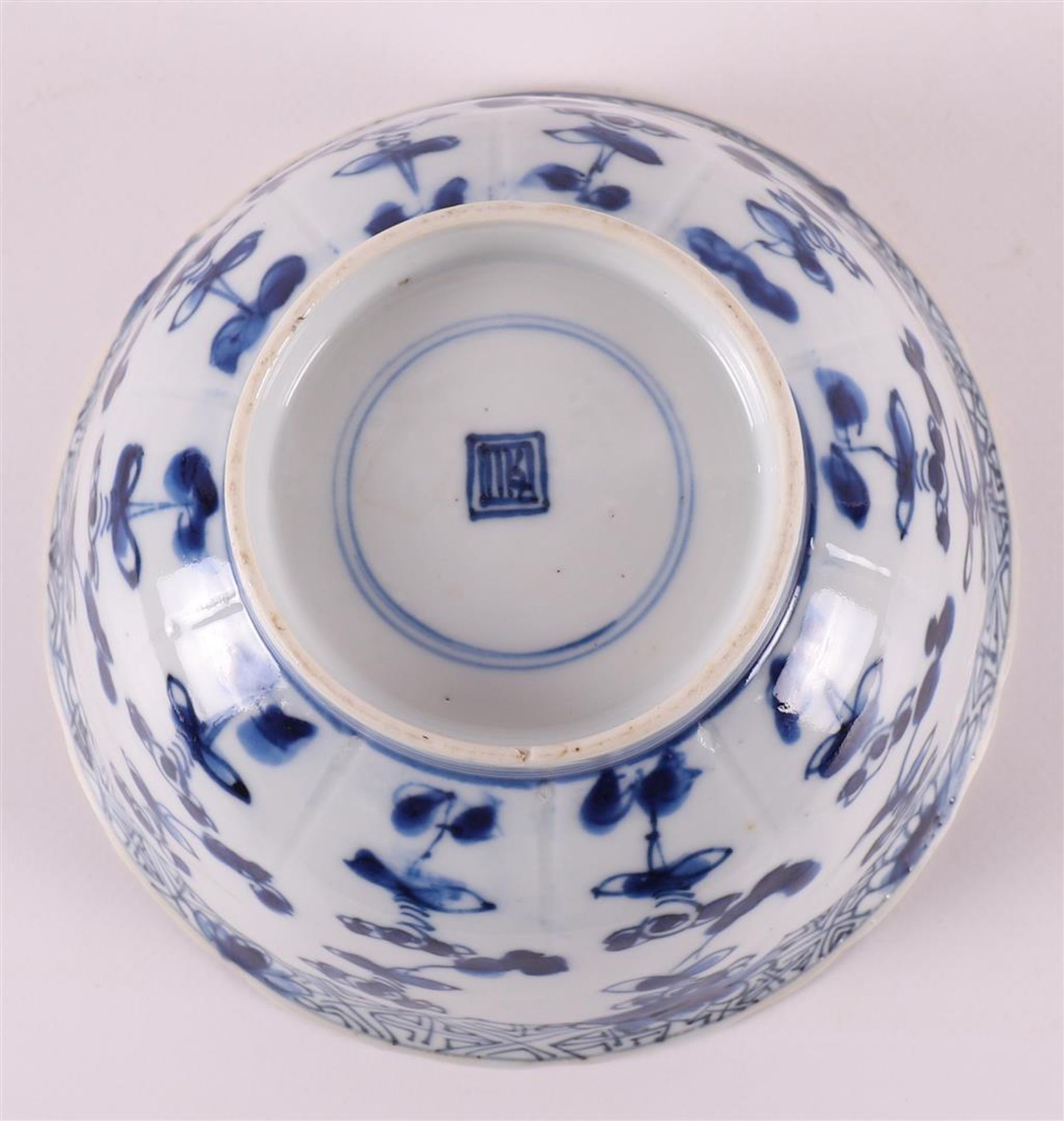 A blue and white porcelain bowl on a stand ring, China, Kangxi, around 1700. - Image 6 of 6