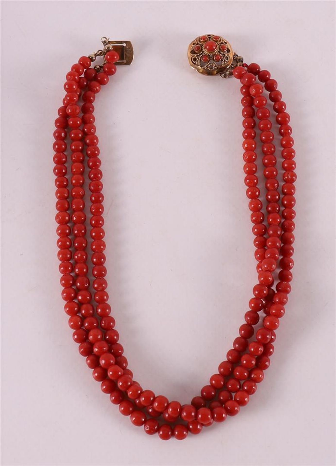 A three-row necklace of precious corals with a round filigree gold clasp, ca. 19 - Image 2 of 2