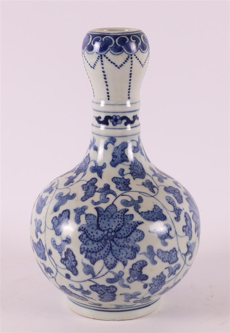 A blue and white porcelain garlic-mouth vase, China, 20th century.