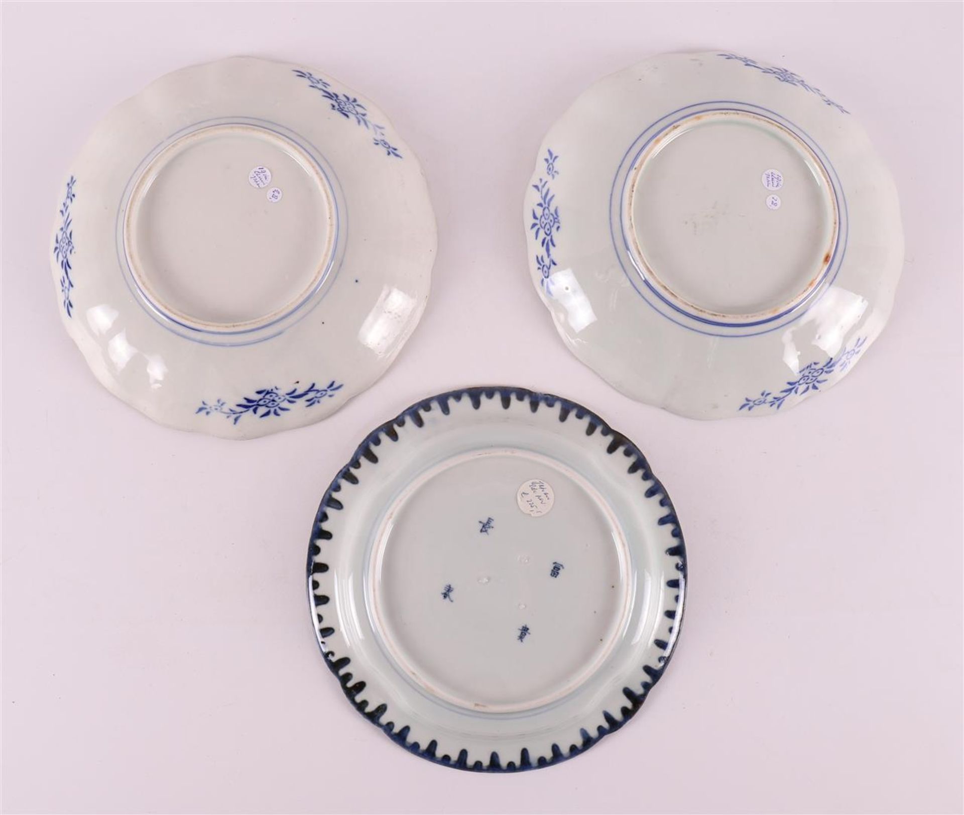 A blue and white porcelain dish, Japan, Edo, 19th century. - Bild 2 aus 2