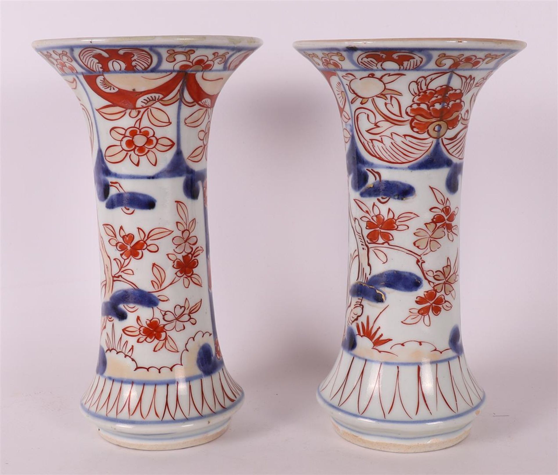 A five piece porcelain Imari garniture, Japan, circa 1700. - Image 17 of 20