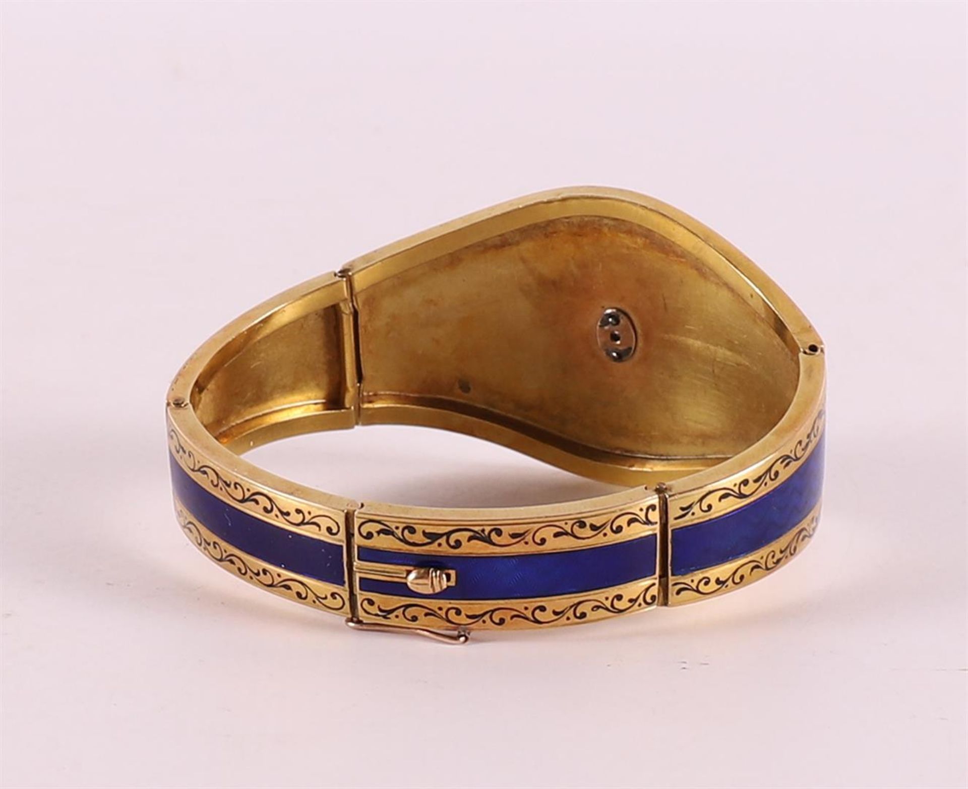 A blue guilloche and 18 kt 750/1000 gold rigid bracelet, 1st half 20th century. - Image 2 of 4