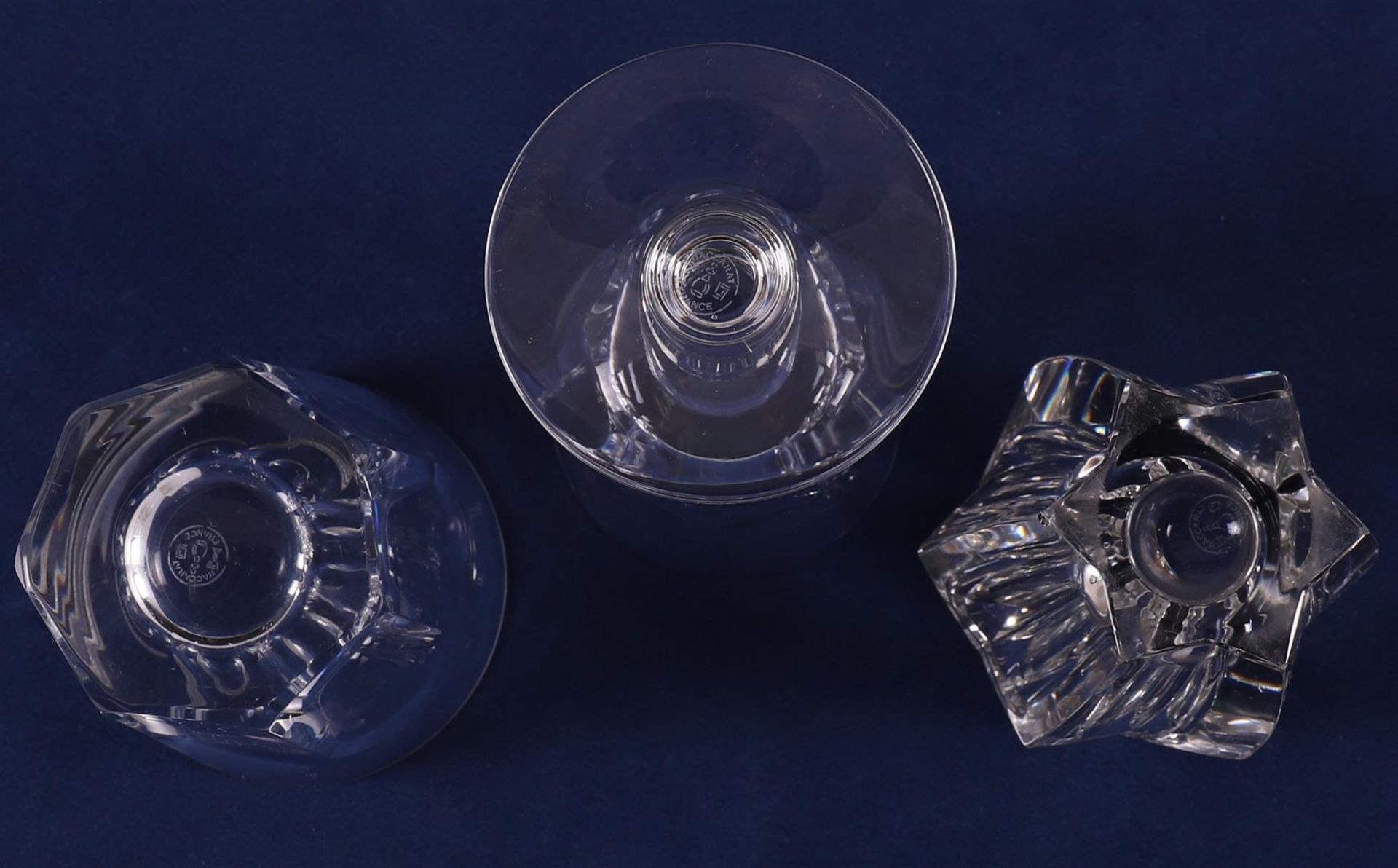 A clear crystal faceted vase, France, Baccarat, mid 20th century. - Bild 3 aus 3