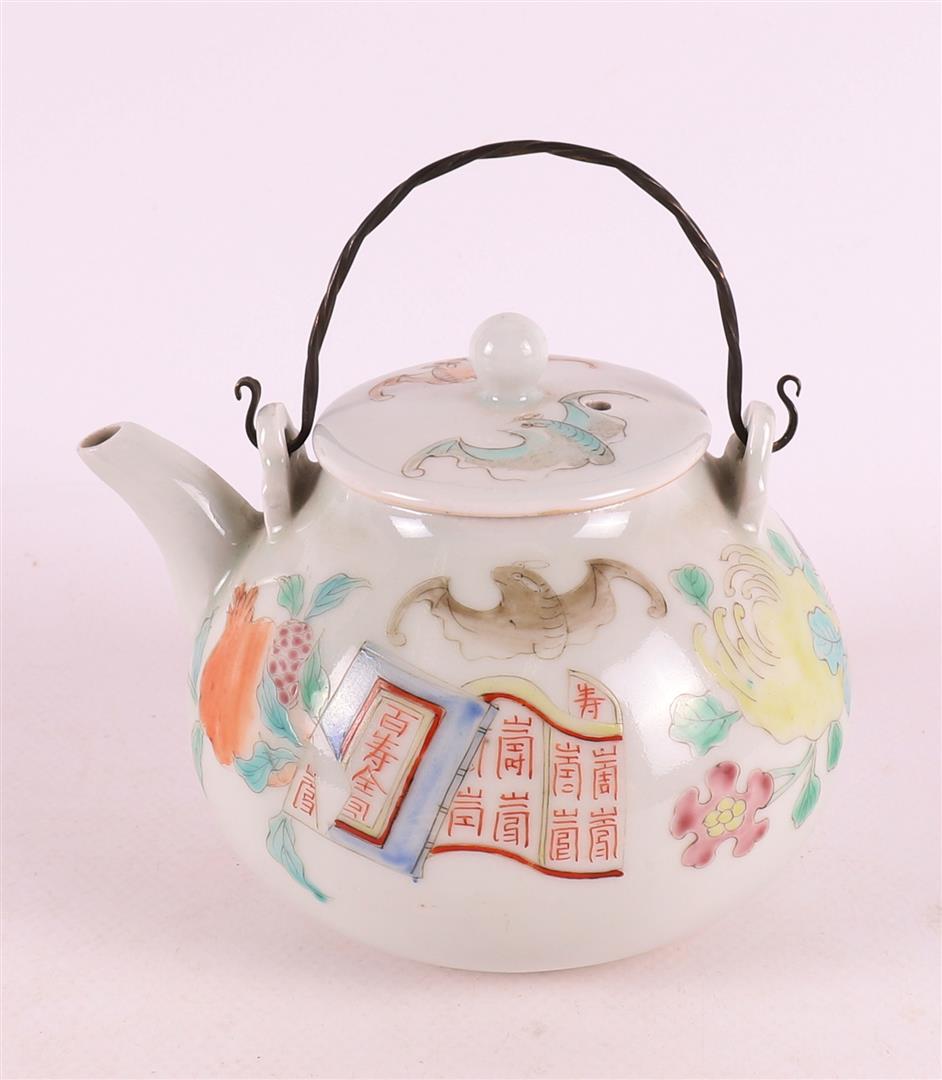 A porcelain teapot, China 19th century.