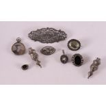 A lot of various silver, including brooches and pendants.