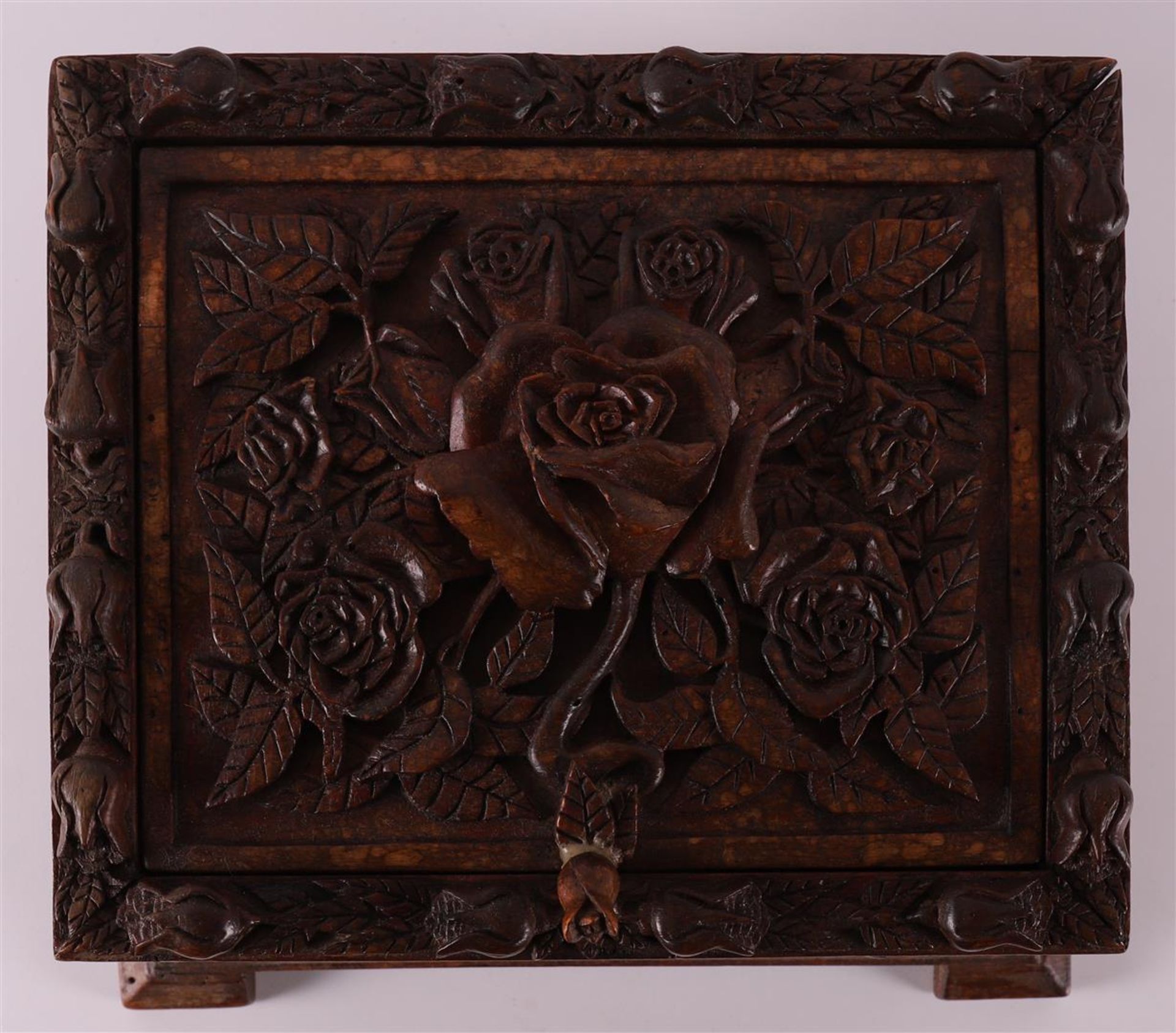 A carved wooden lidded box with relief decoration of roses, around 1900. - Bild 2 aus 8