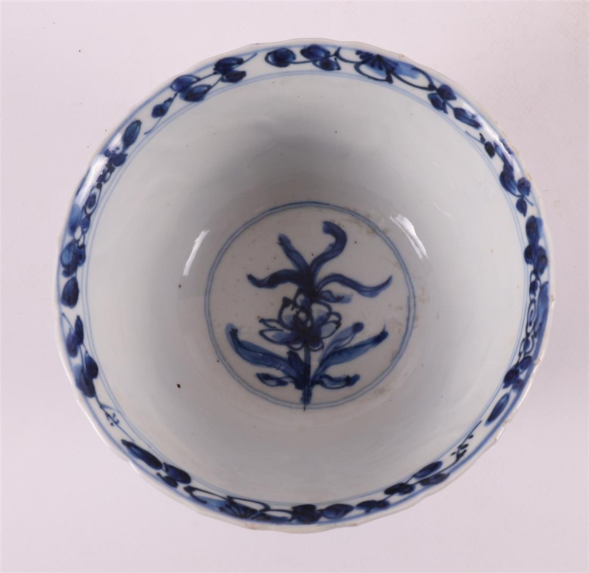 A blue and white porcelain bowl on a stand ring, China, Kangxi, around 1700. - Bild 5 aus 6