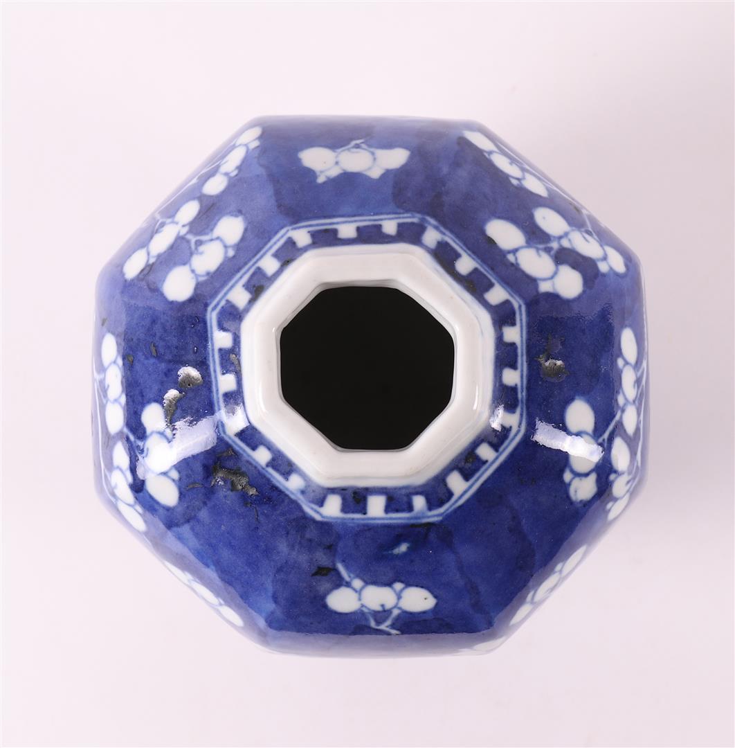 A blue and white porcelain octagonal tea caddy, China, circa 1800. - Image 5 of 6