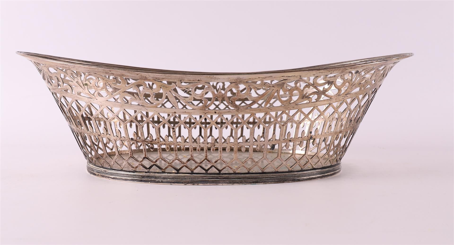 A pierced 2nd grade 835/1000 silver bread basket with fillet rim, 1924. - Bild 4 aus 4