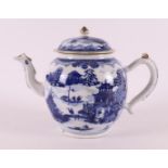A blue/white porcelain Lowestoft teapot, England 18th century.