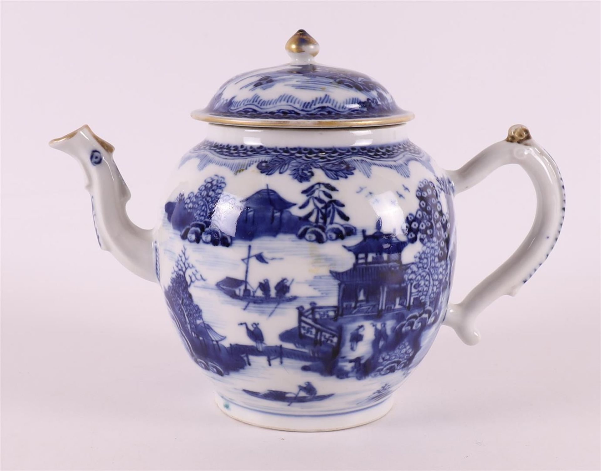 A blue/white porcelain Lowestoft teapot, England 18th century.